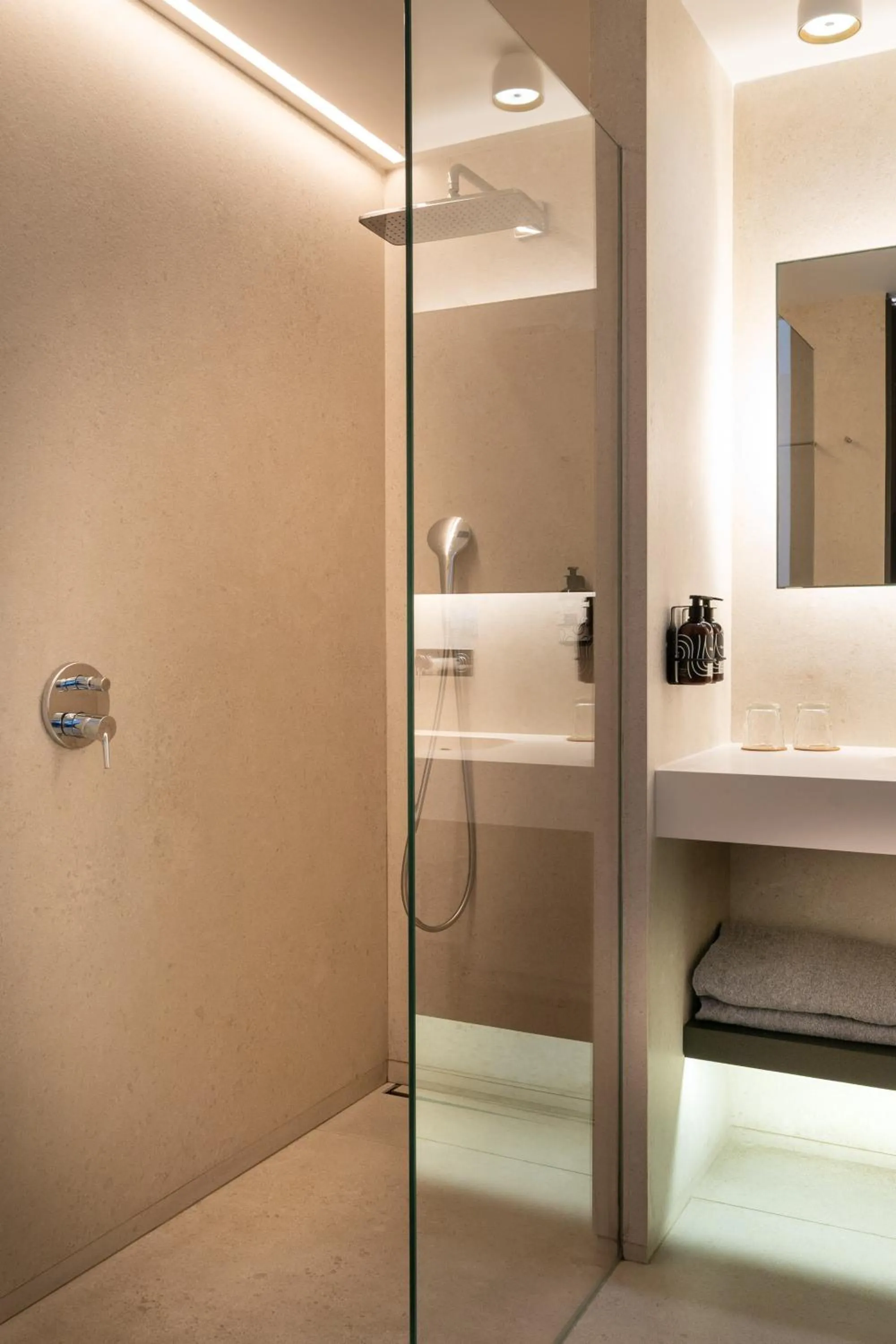 Shower in INNSiDE by Meliá Alicante Porta Maris