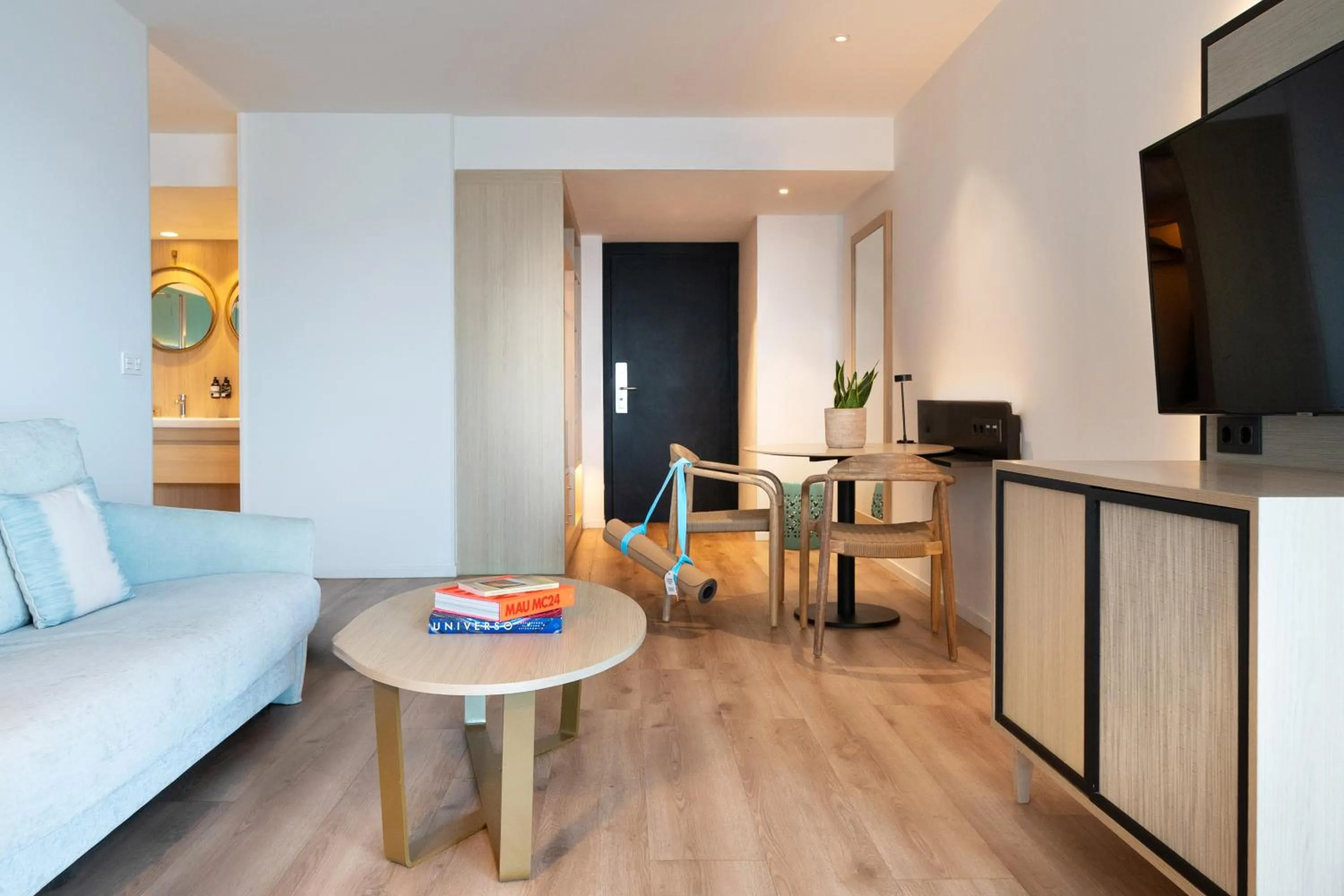 Living room in INNSiDE by Meliá Alicante Porta Maris