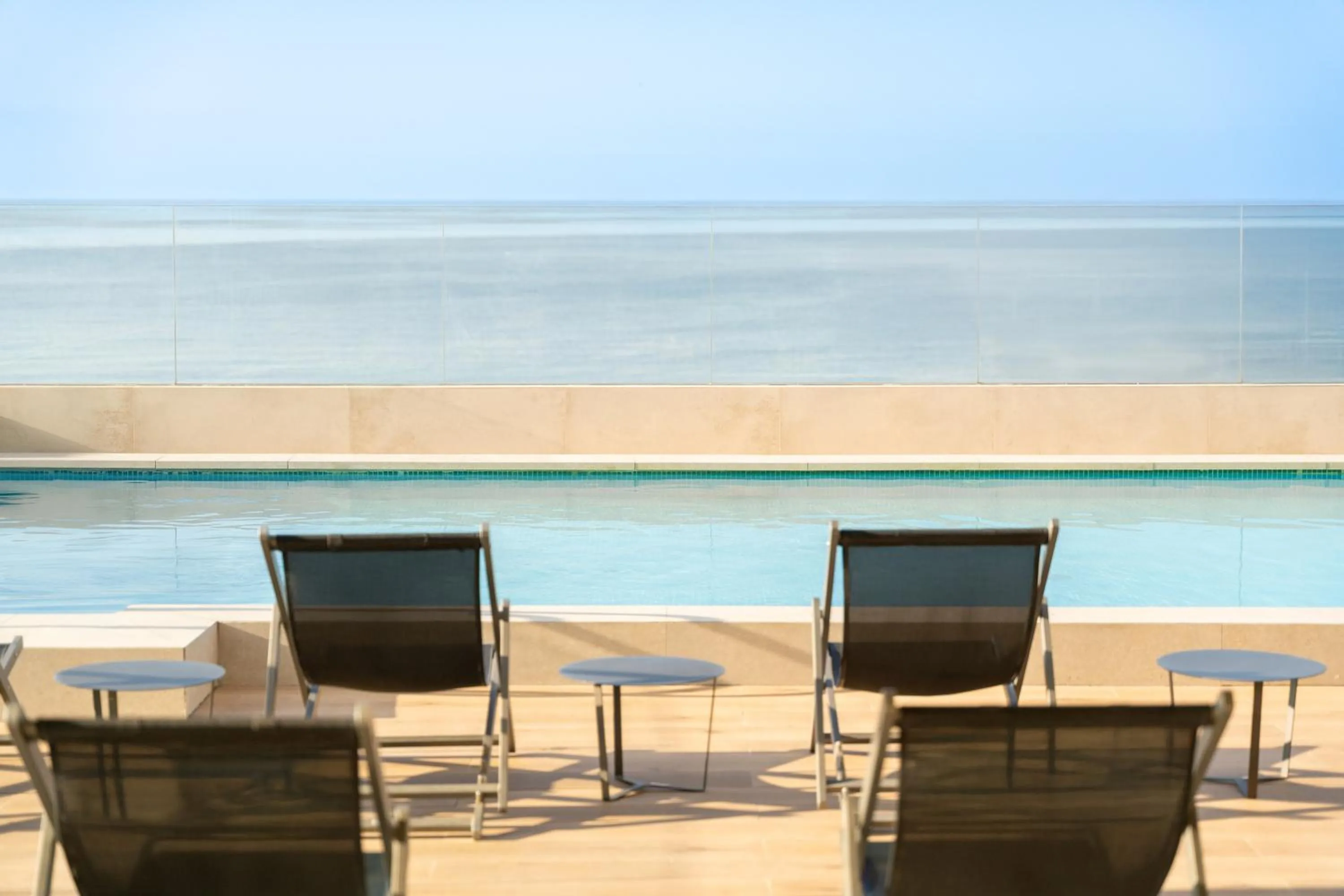 Swimming pool in INNSiDE by Meliá Alicante Porta Maris