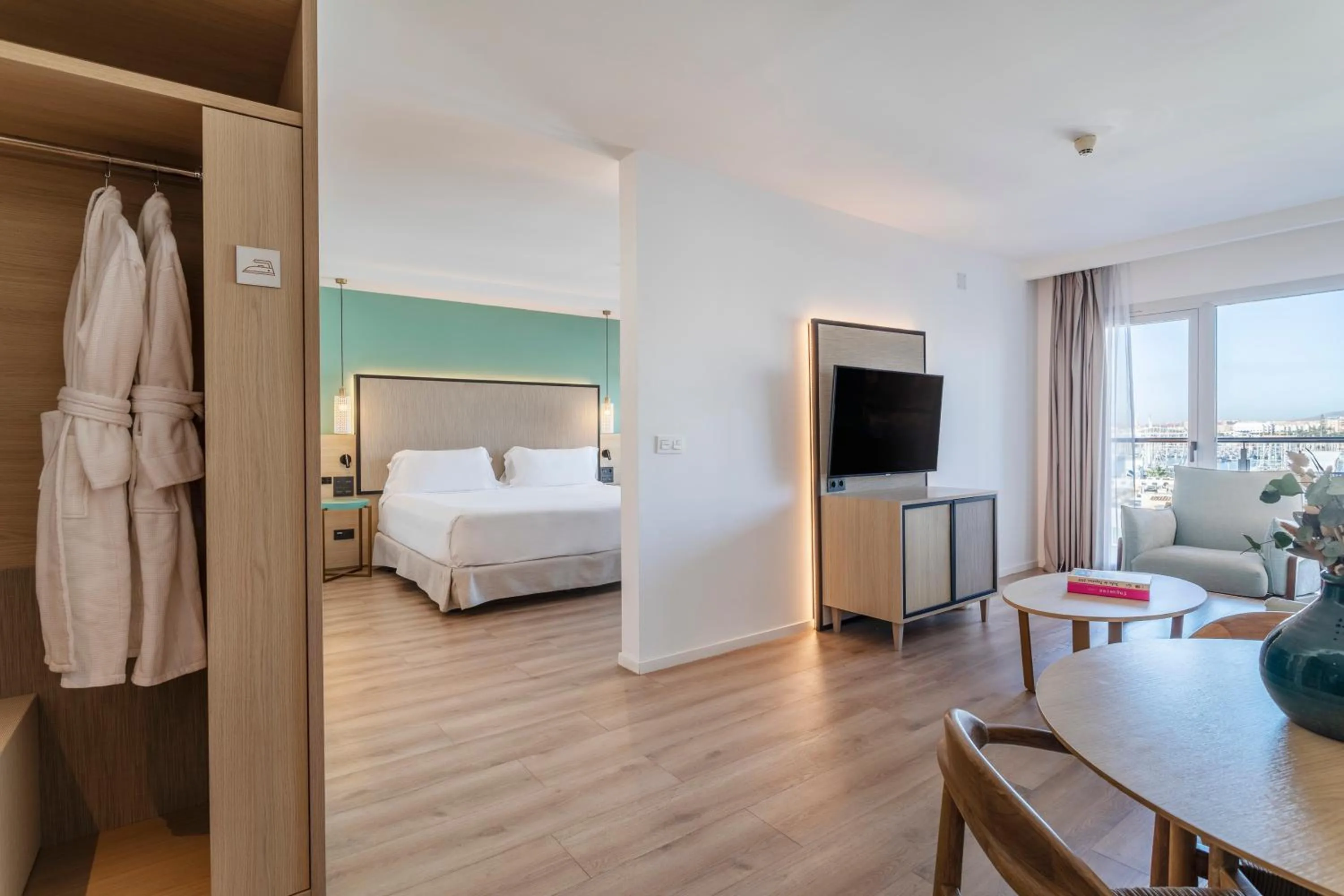 Photo of the whole room, Bed in INNSiDE by Meliá Alicante Porta Maris