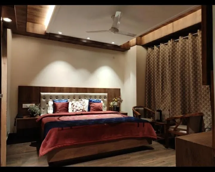 Bed in hotel apple blossom 2 minutes walking from Mall road