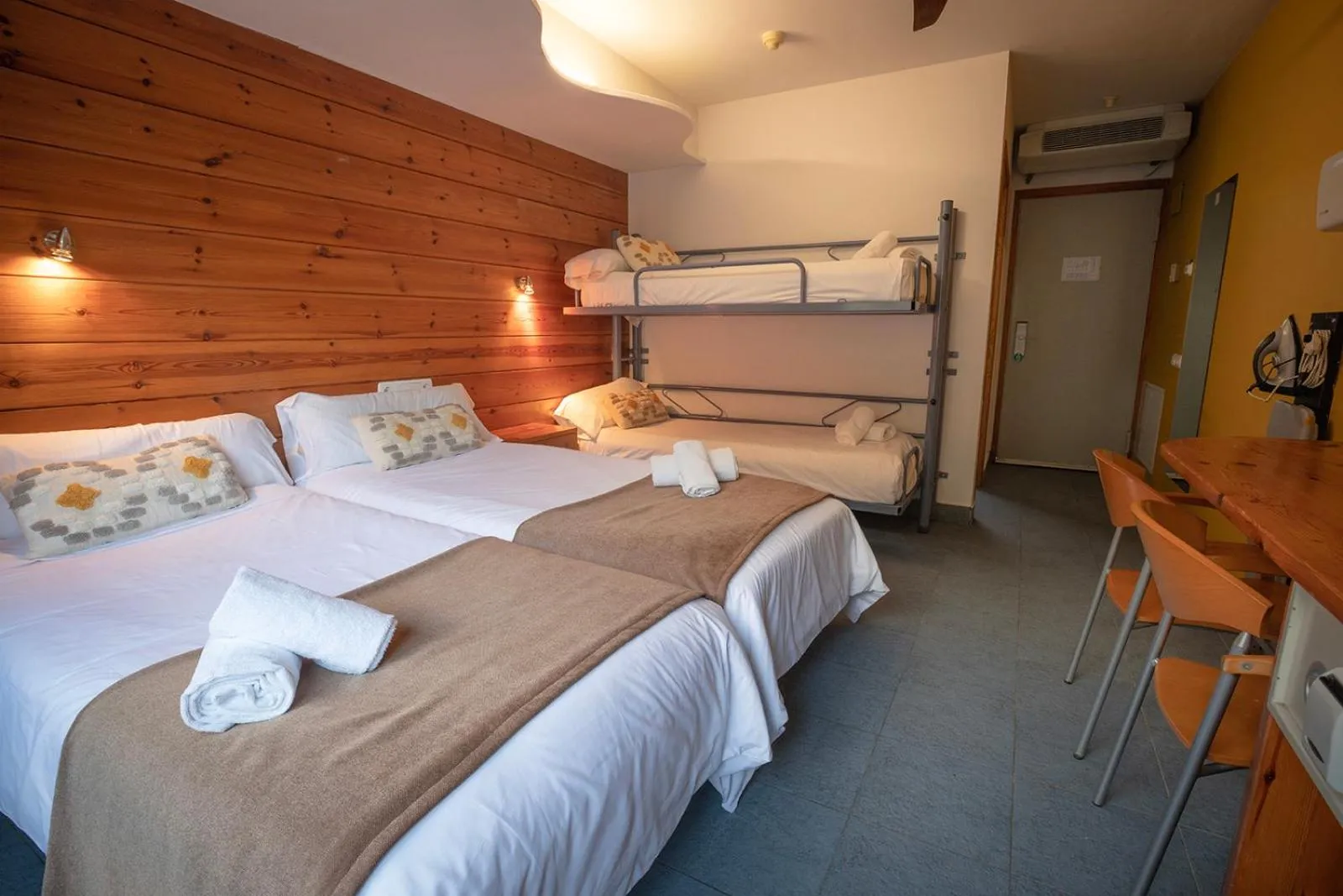 Bed in Hotel Restaurant Les Brases