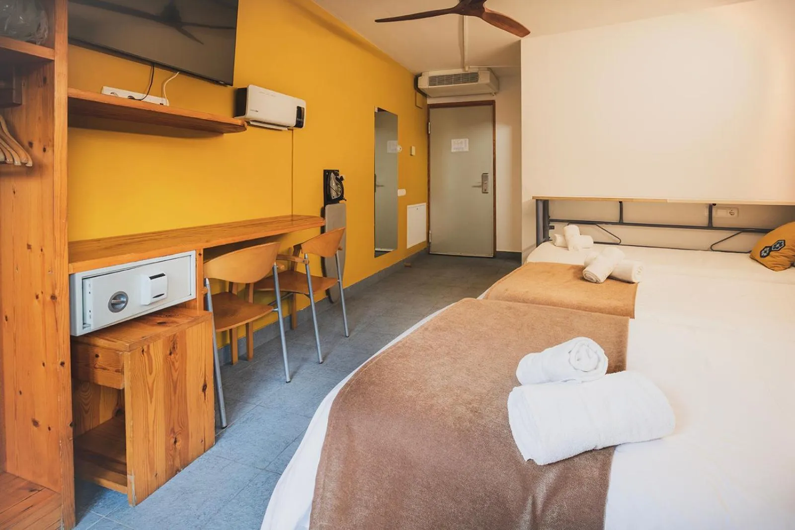 Bed in Hotel Restaurant Les Brases