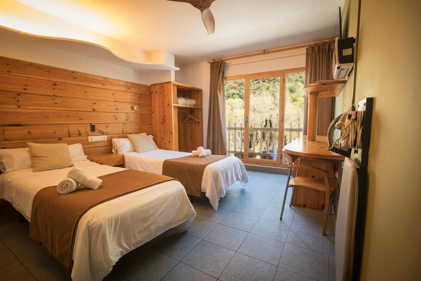 Bed in Hotel Restaurant Les Brases