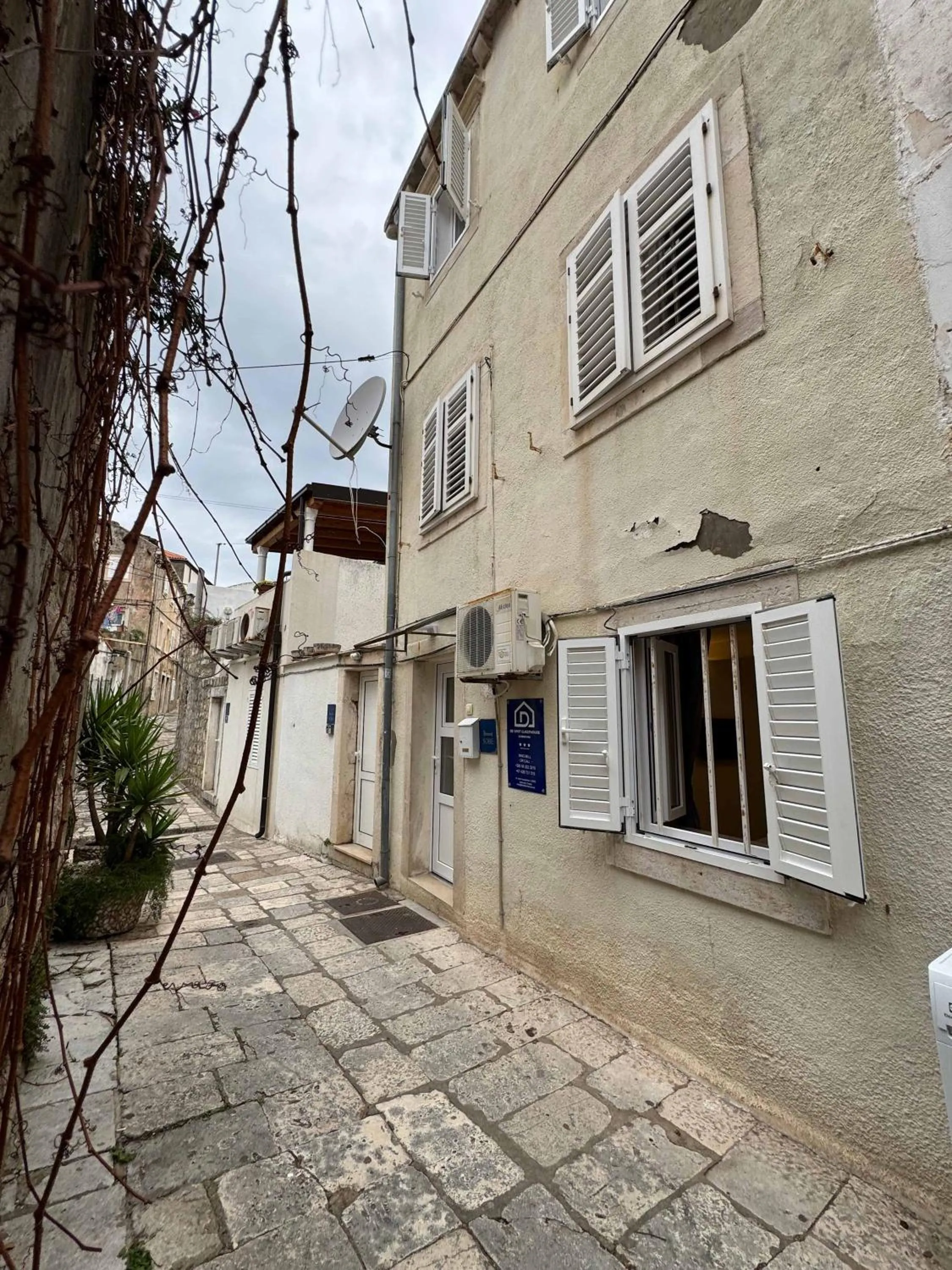 Property building in De Spot Guest House - Pile Old Town Gate