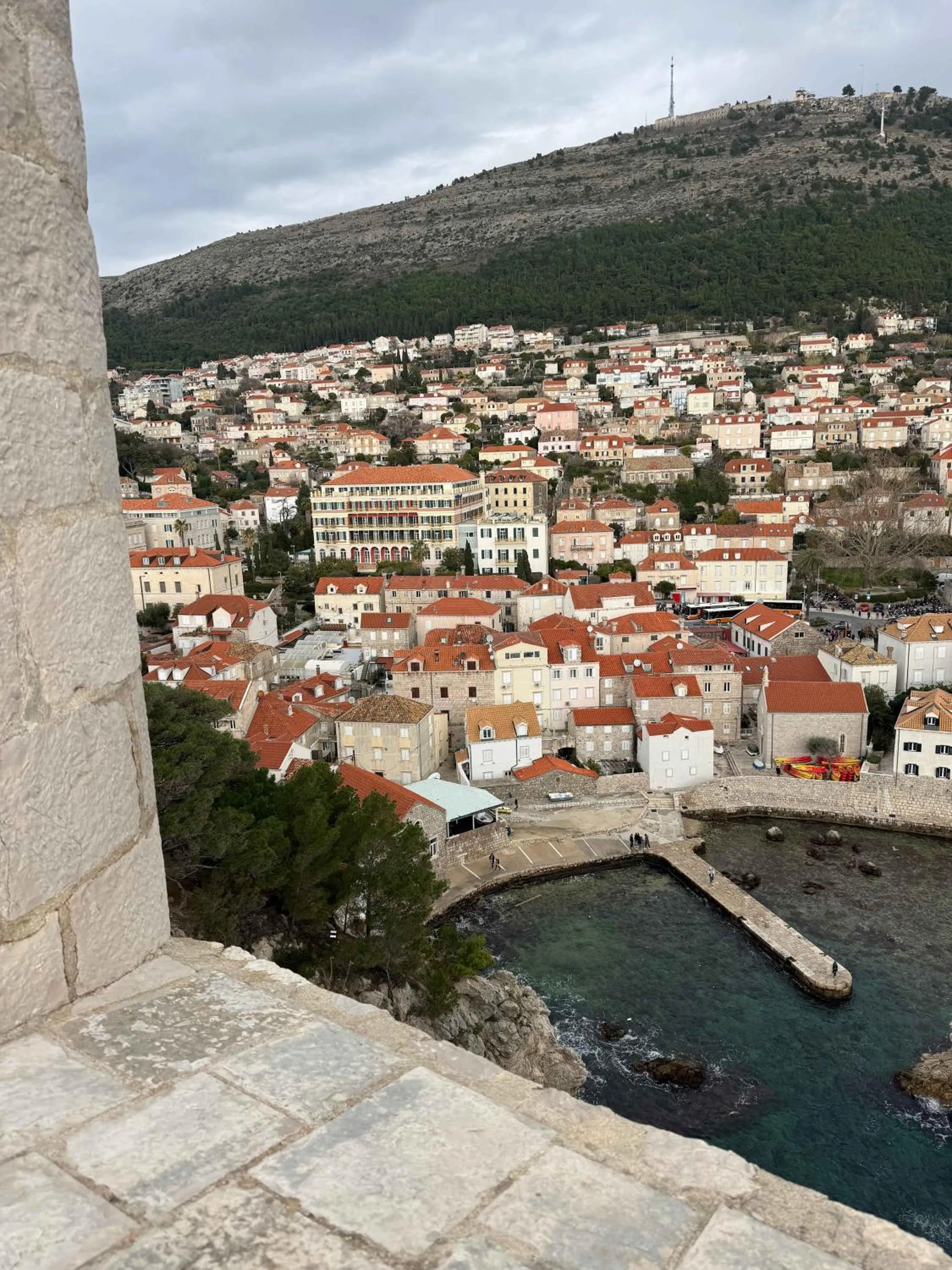 Property building in De Spot Guest House - Pile Old Town Gate