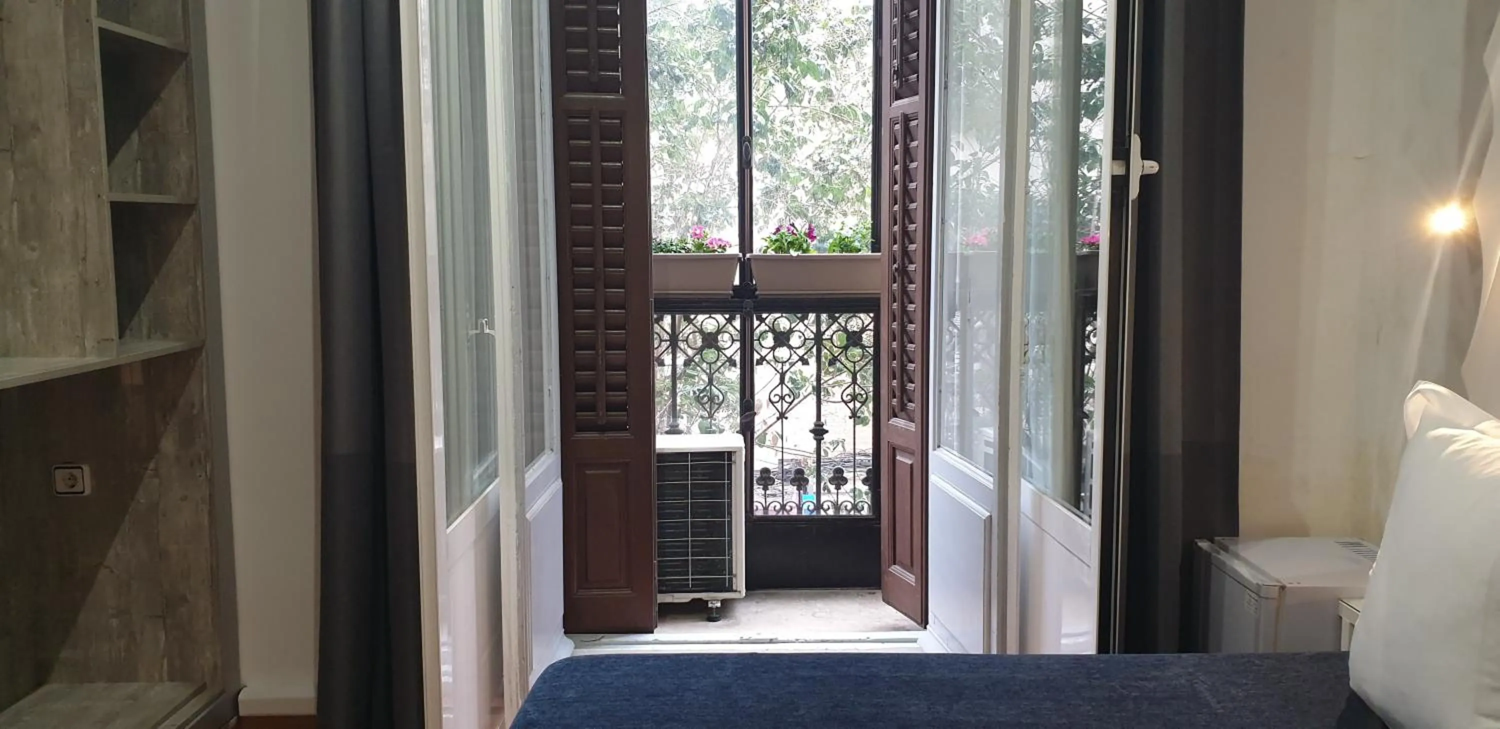 Balcony/Terrace, Bed in Hostal Las Fuentes