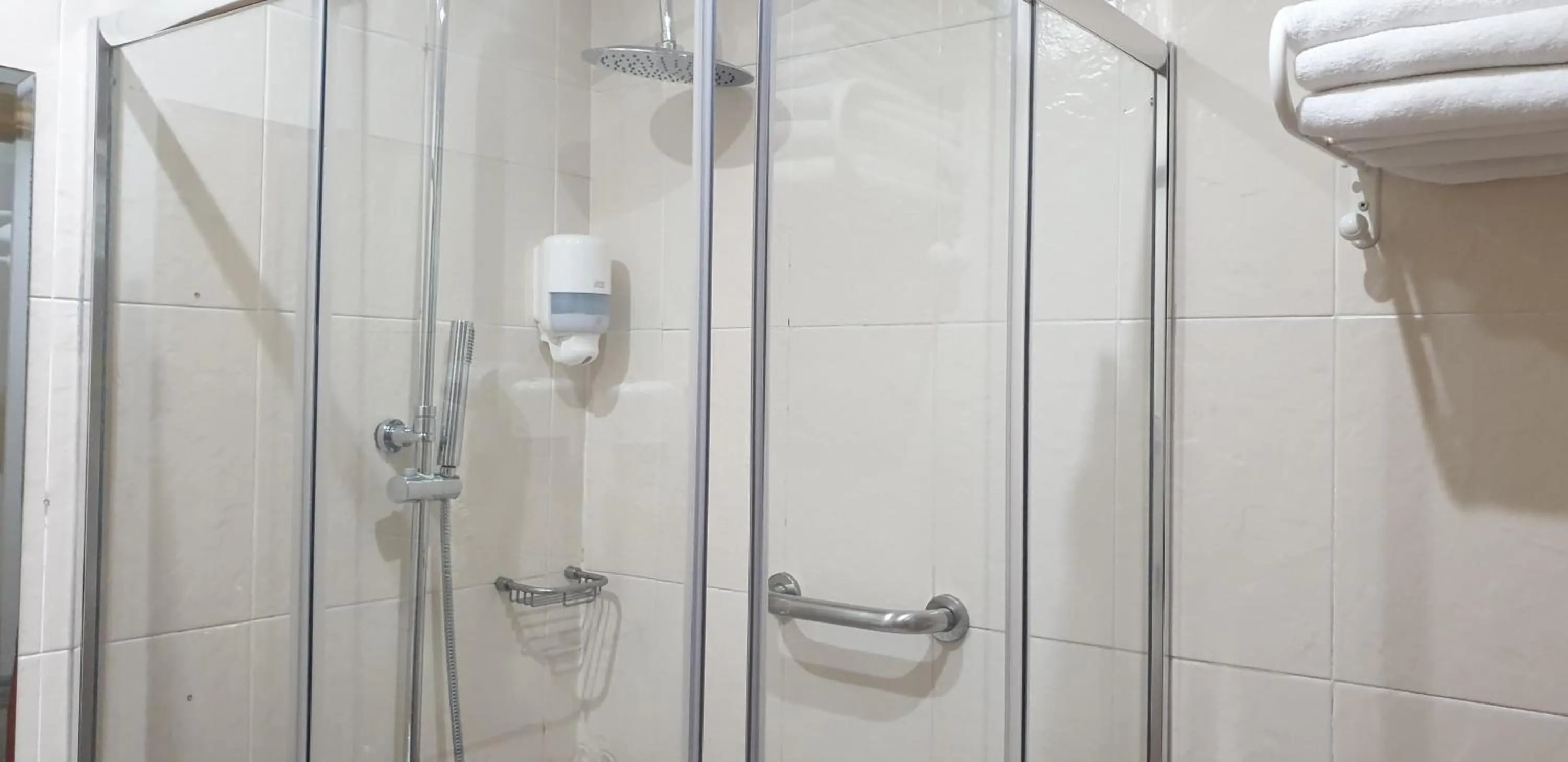 Shower in Hostal Las Fuentes