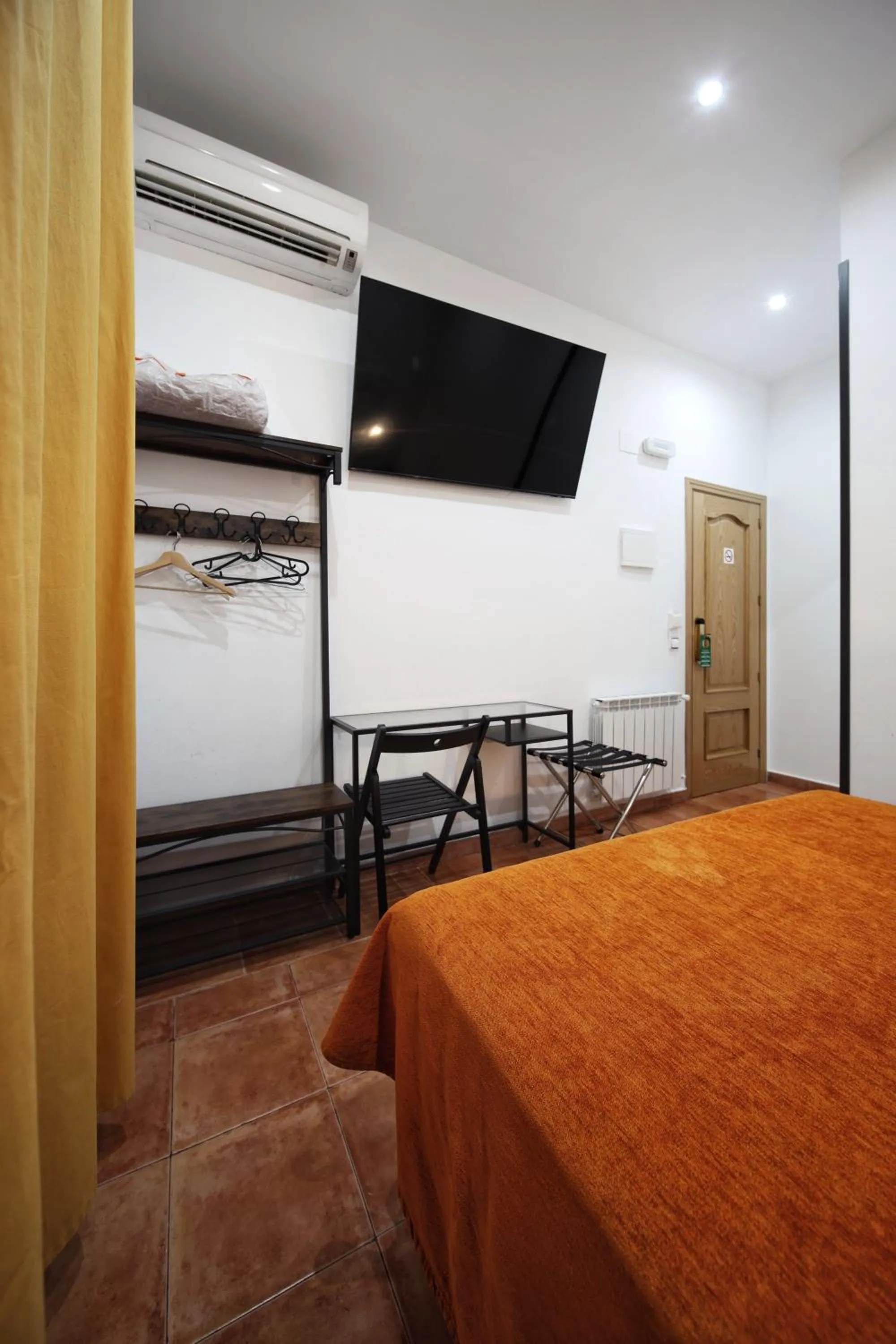 TV and multimedia, Bed in Hostal Las Fuentes