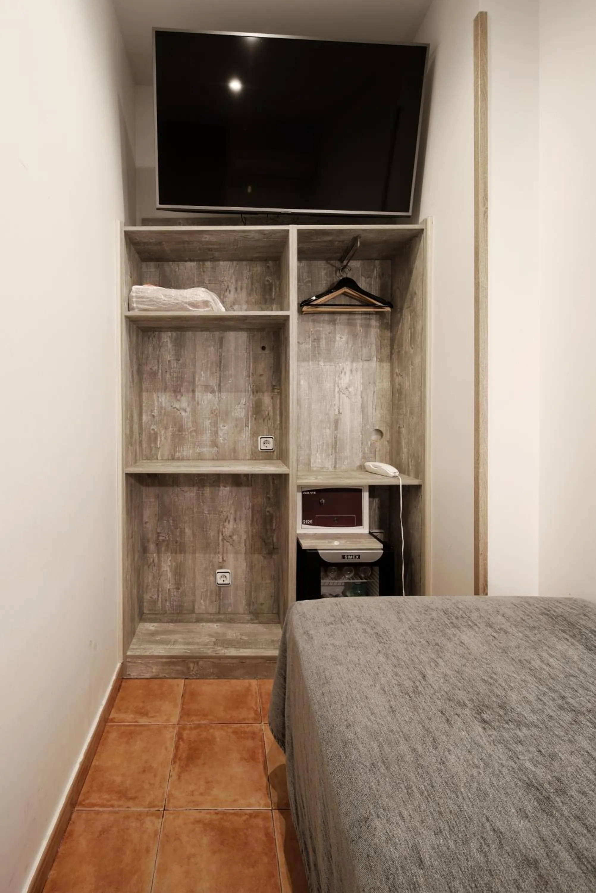 TV and multimedia, Bed in Hostal Las Fuentes