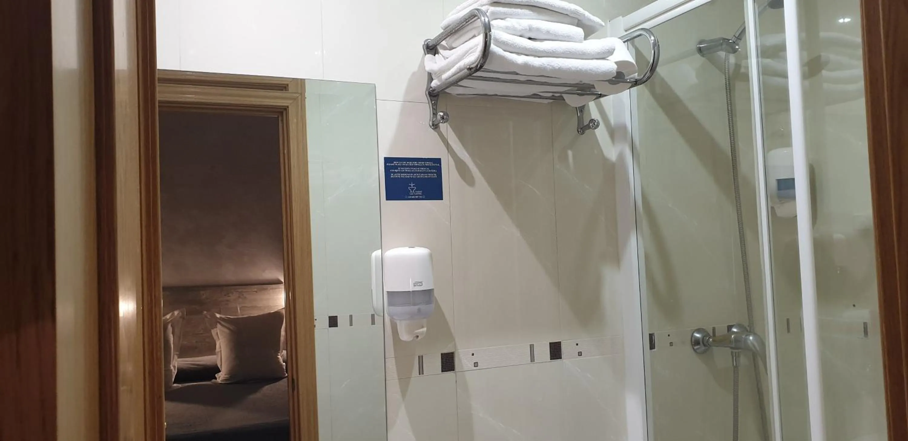 Shower in Hostal Las Fuentes