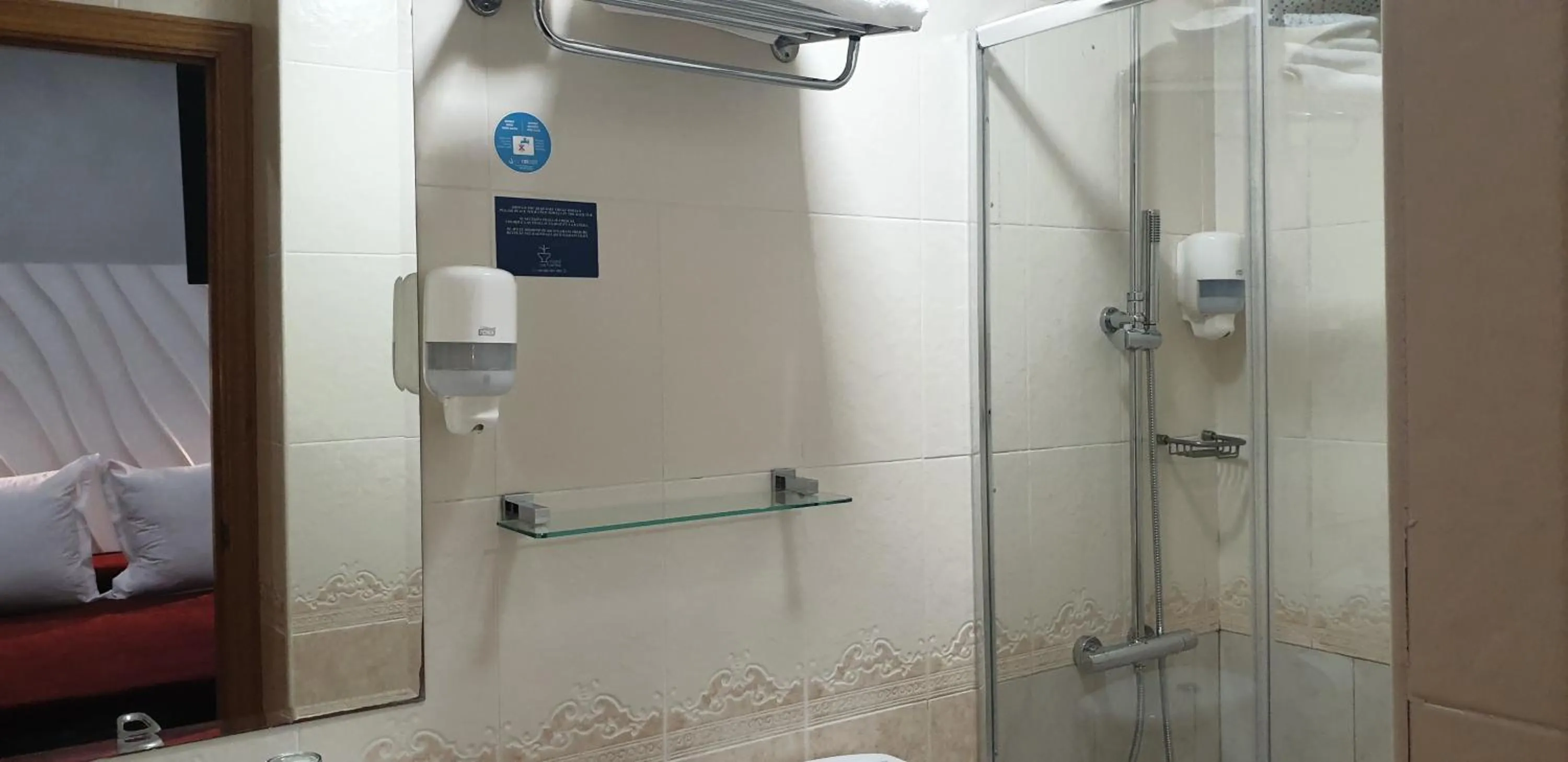 Shower in Hostal Las Fuentes