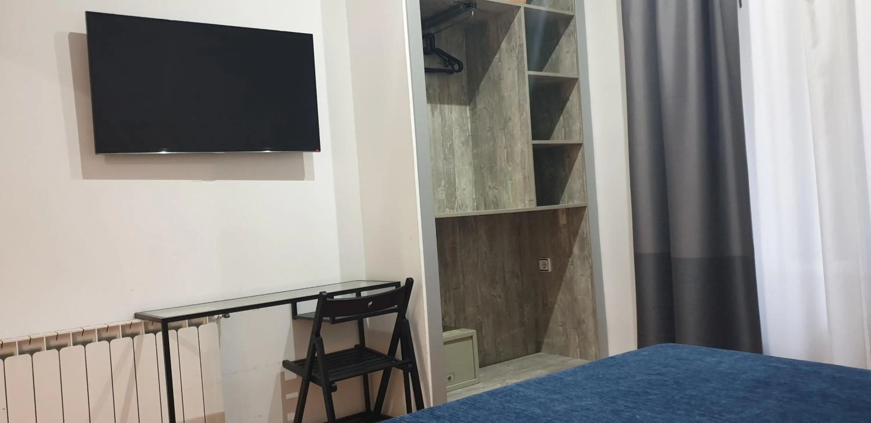 TV and multimedia, Bed in Hostal Las Fuentes