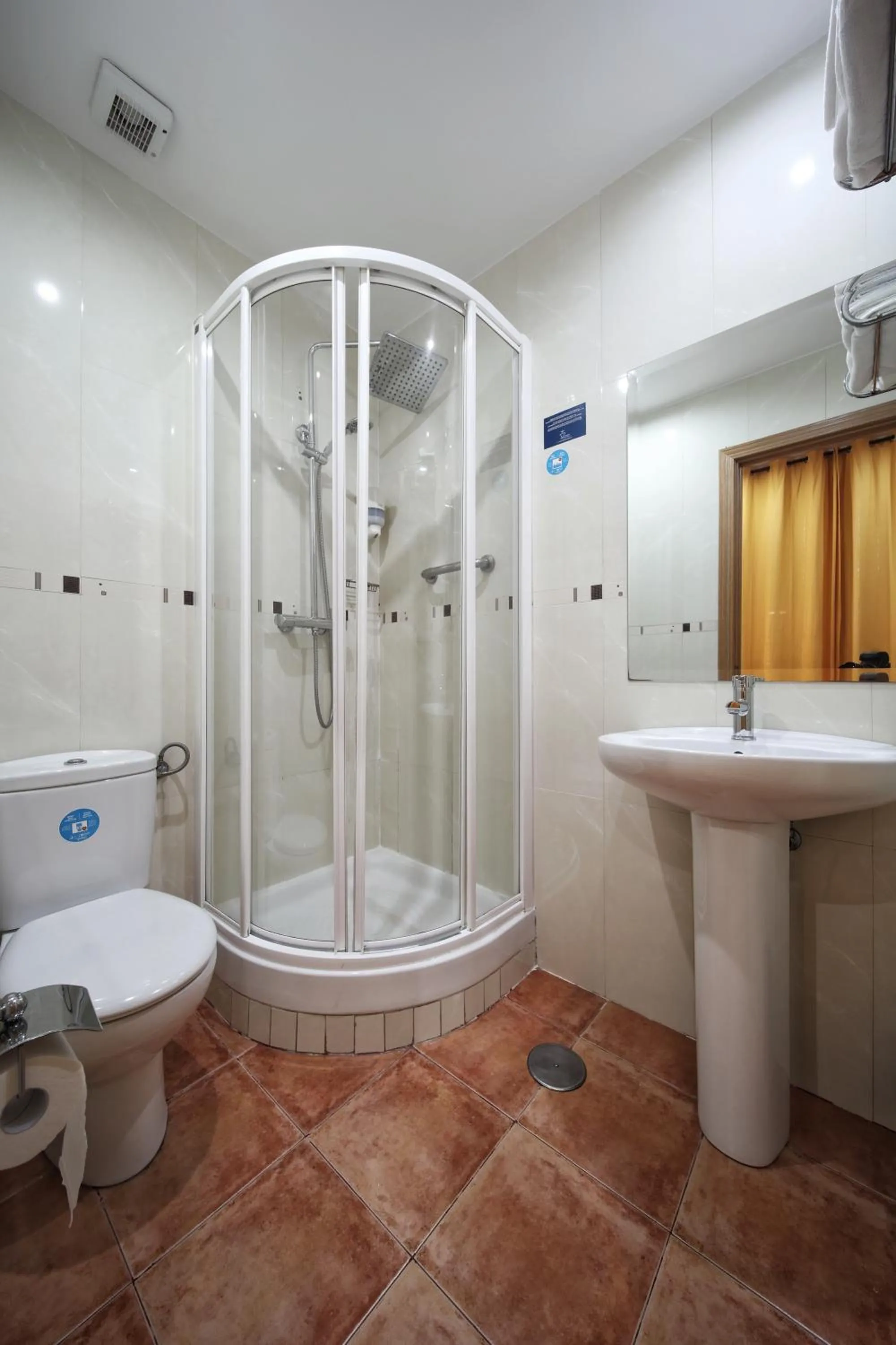 Shower in Hostal Las Fuentes