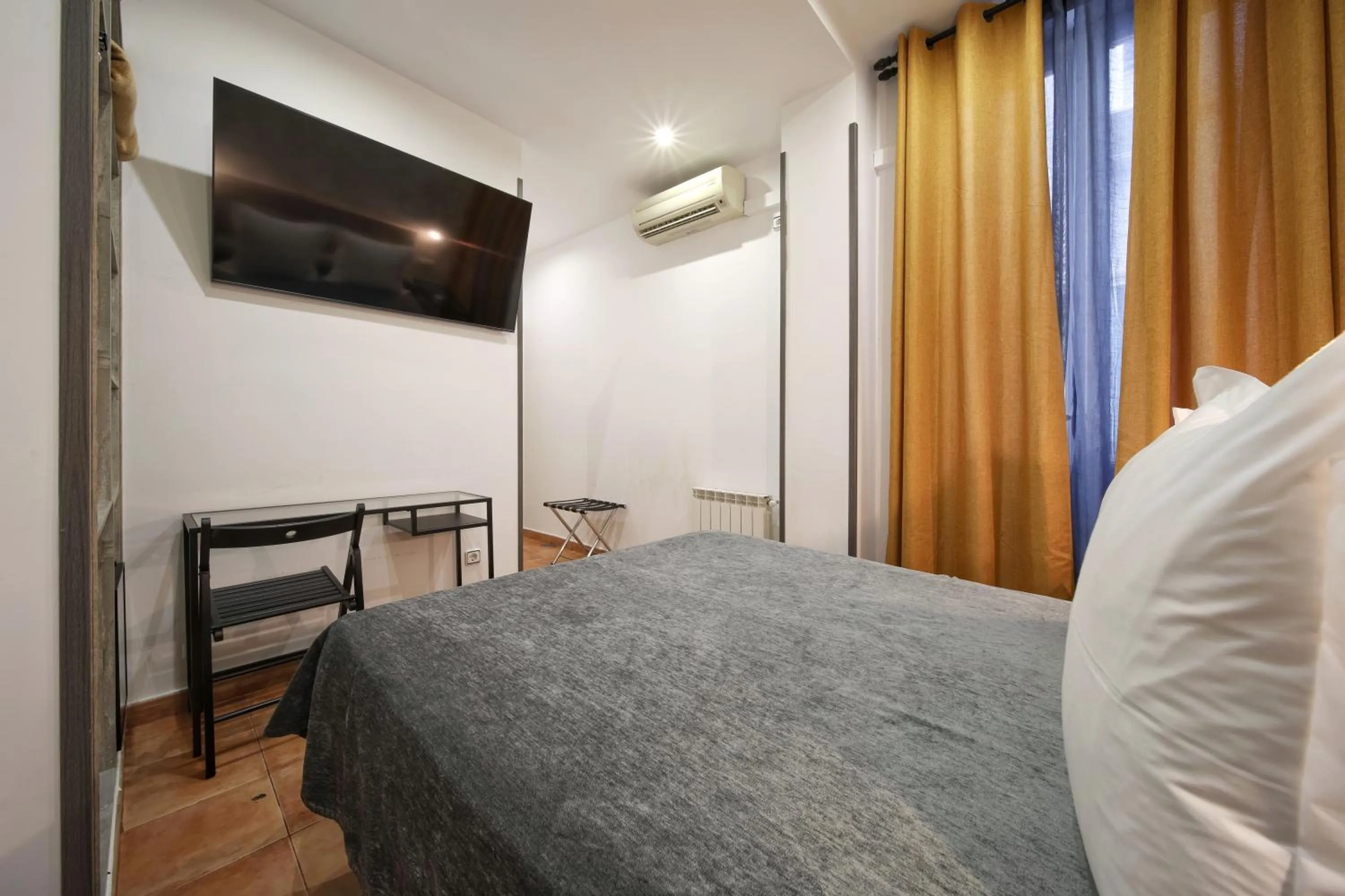 Bed in Hostal Las Fuentes