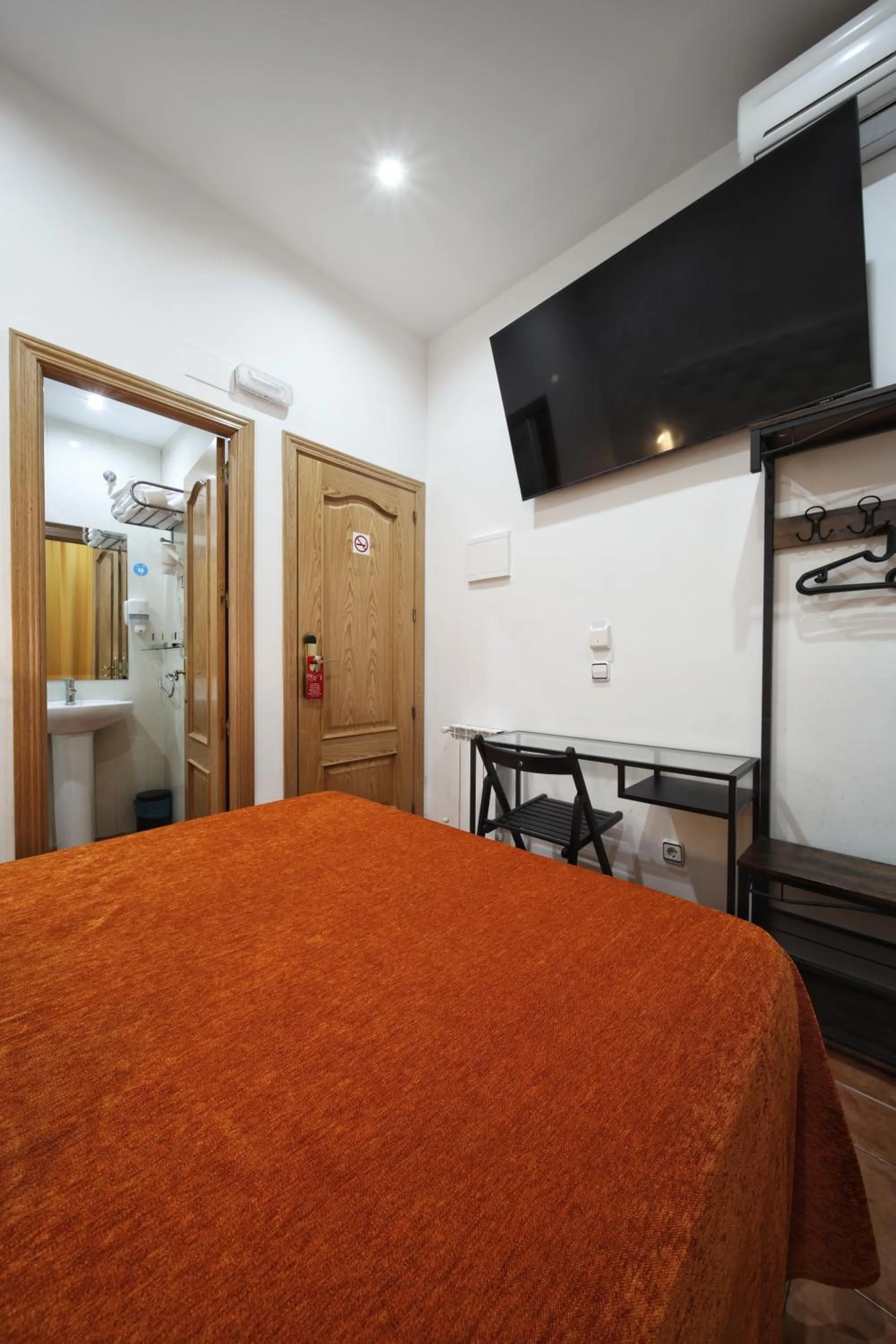 Bed in Hostal Las Fuentes