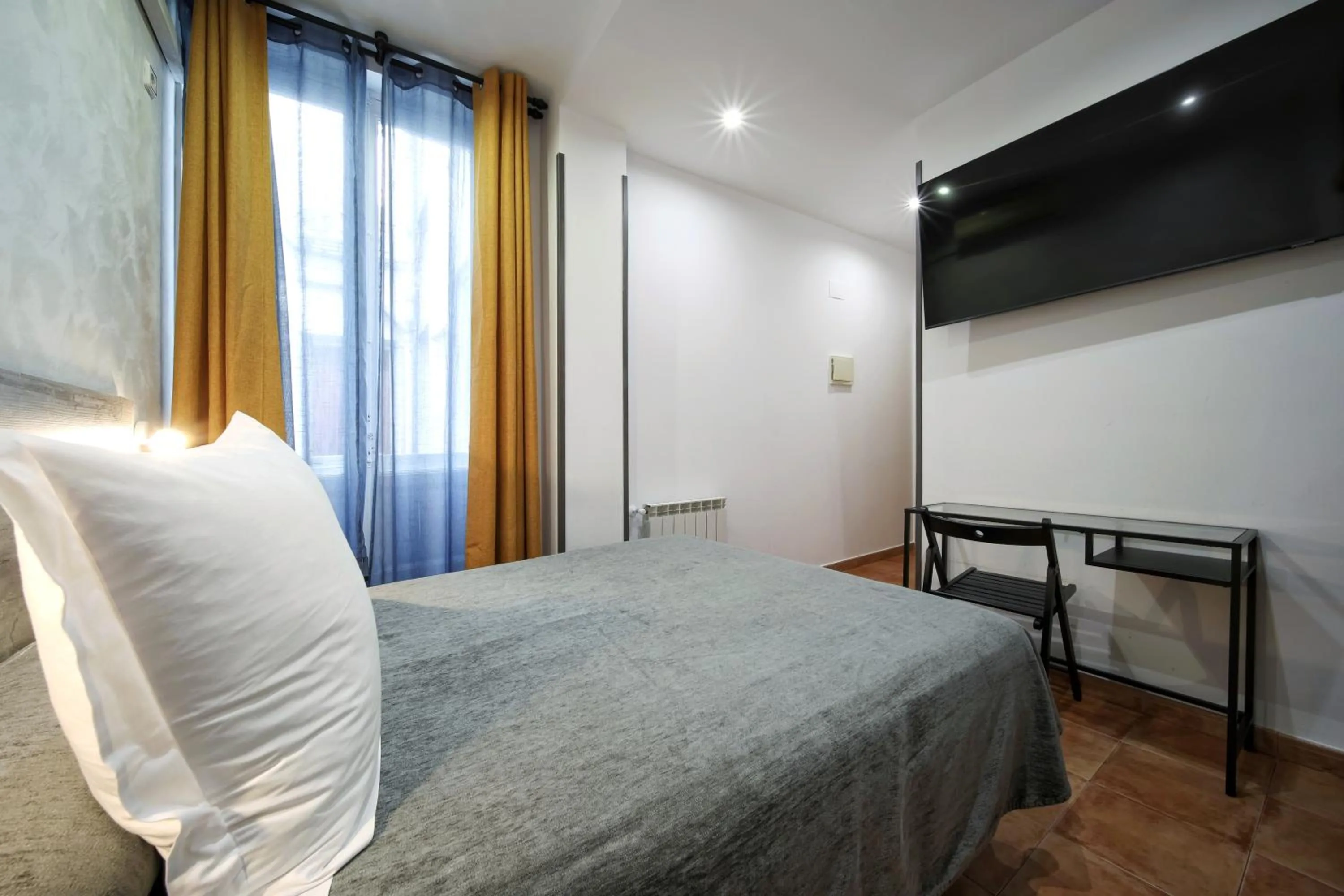 TV and multimedia, Bed in Hostal Las Fuentes