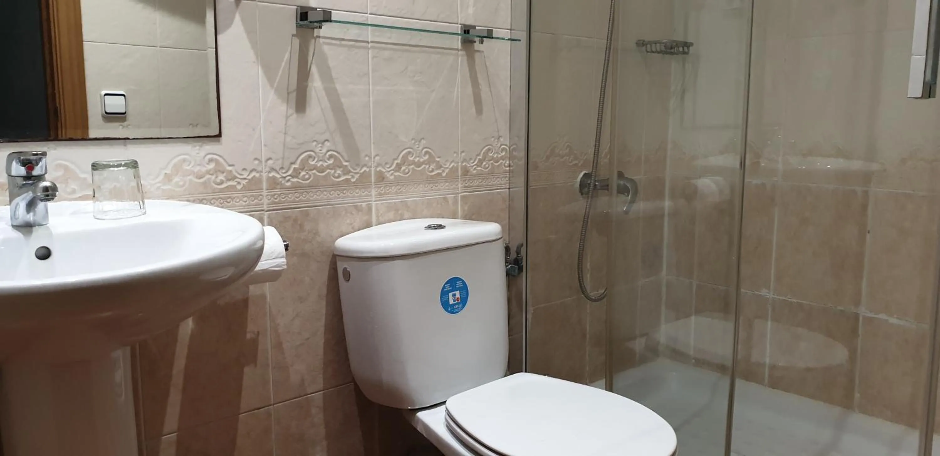 Shower in Hostal Las Fuentes