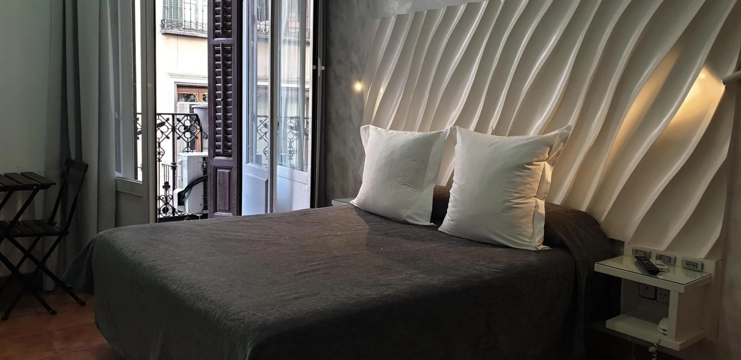 Balcony/Terrace, Bed in Hostal Las Fuentes