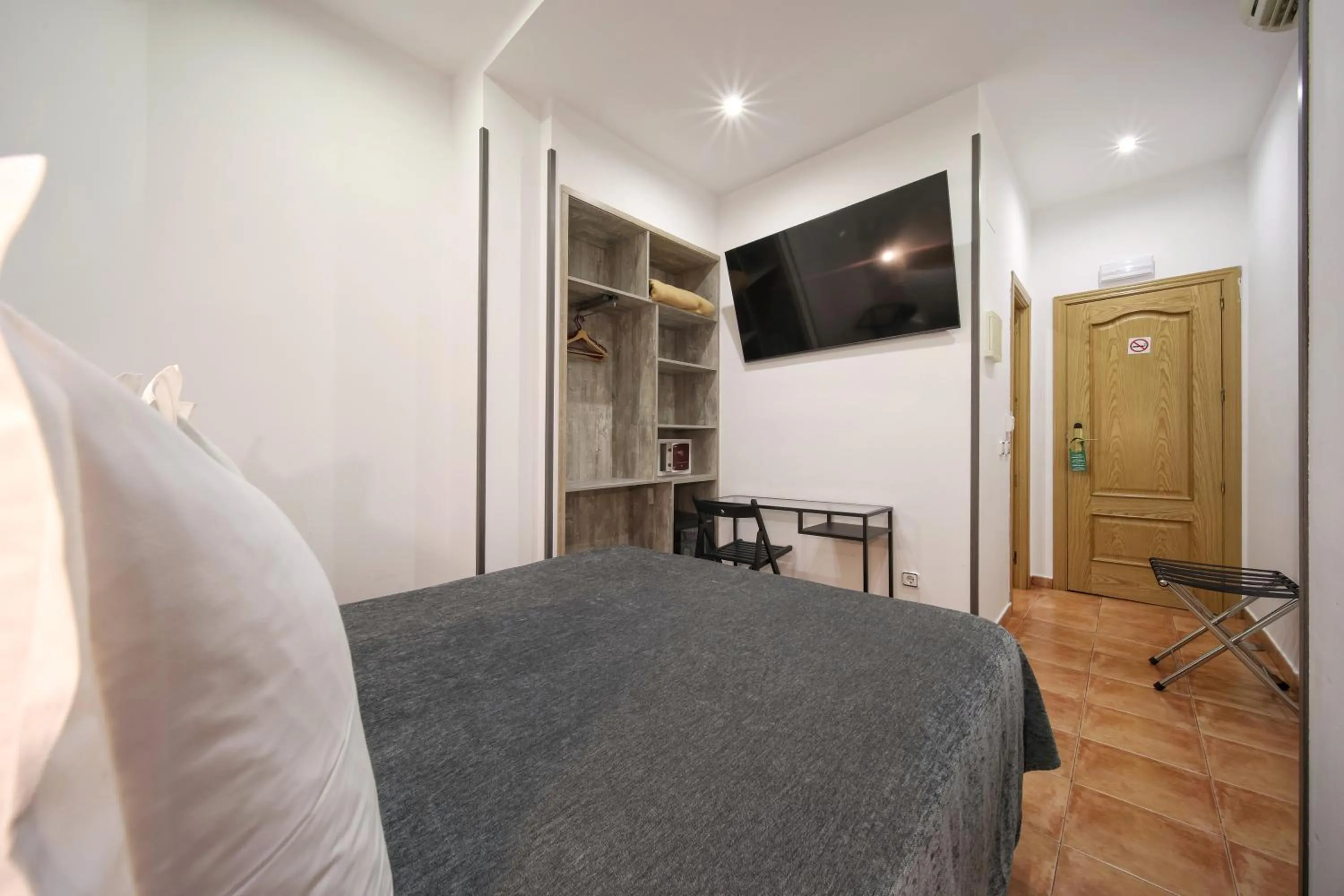 TV and multimedia, Bed in Hostal Las Fuentes