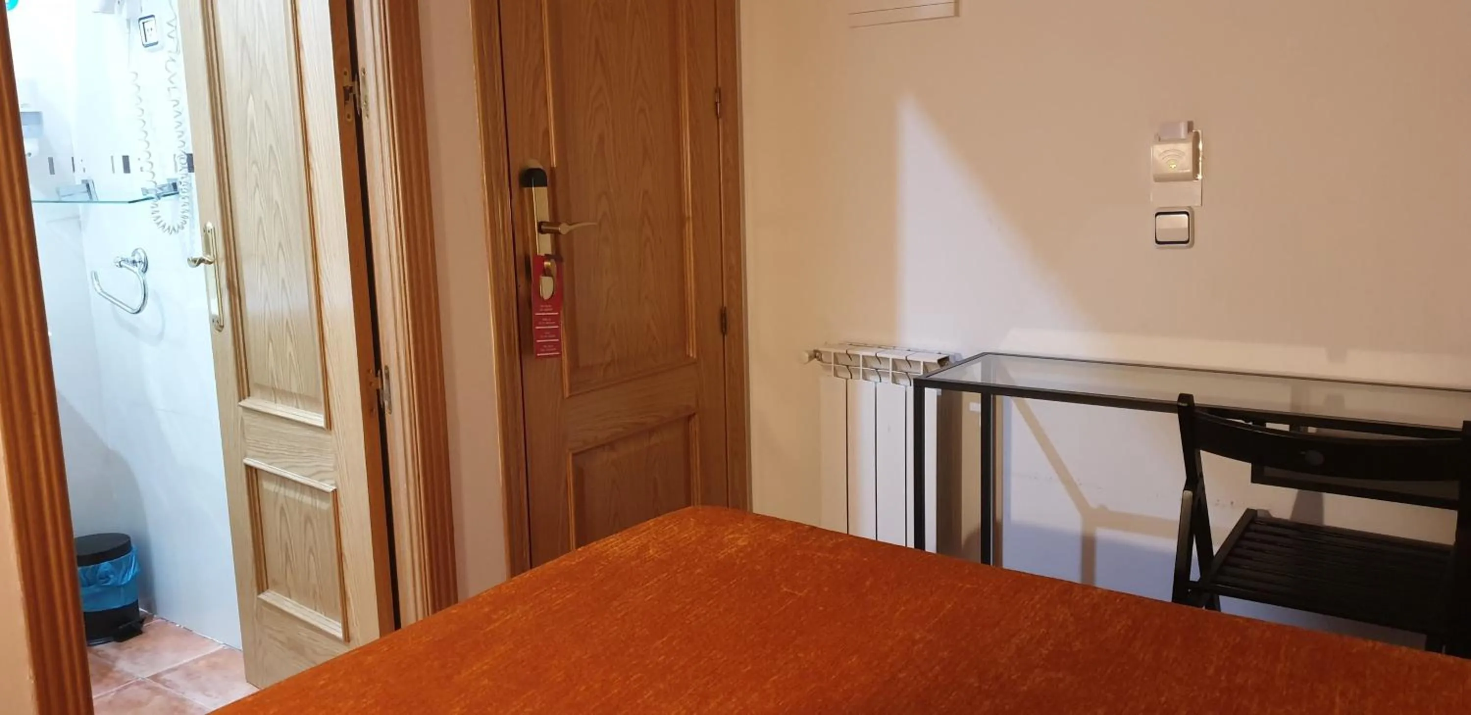 Bathroom, Bed in Hostal Las Fuentes