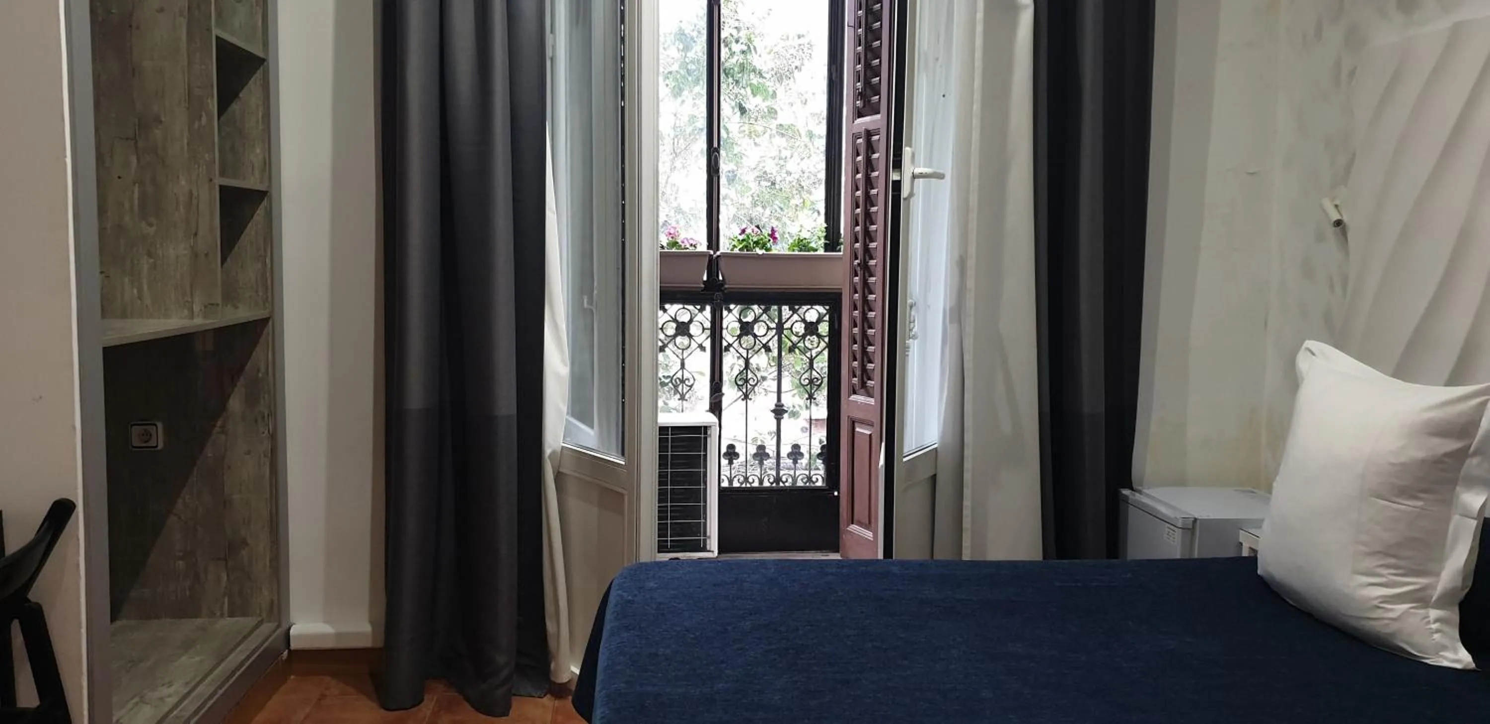 Balcony/Terrace, Bed in Hostal Las Fuentes