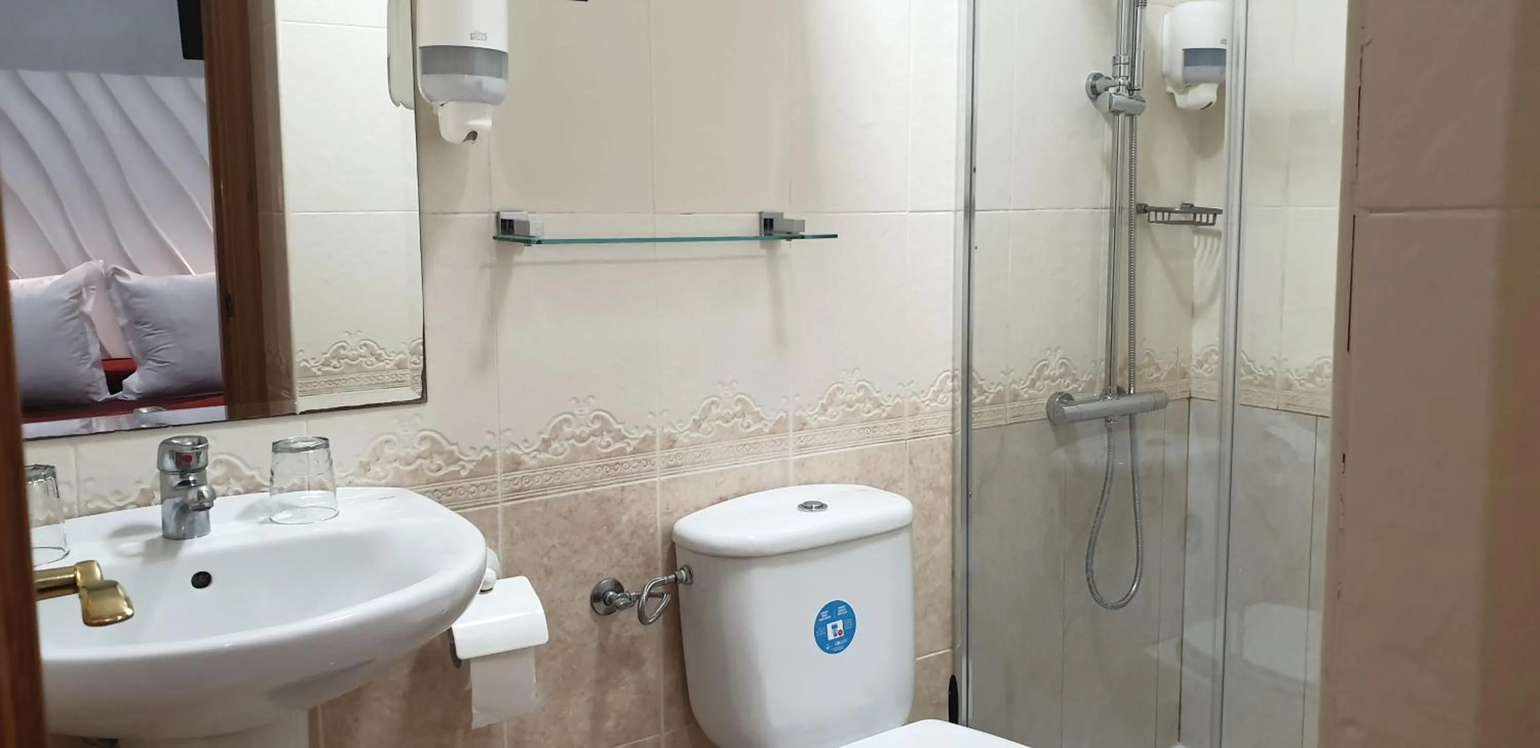 Shower in Hostal Las Fuentes