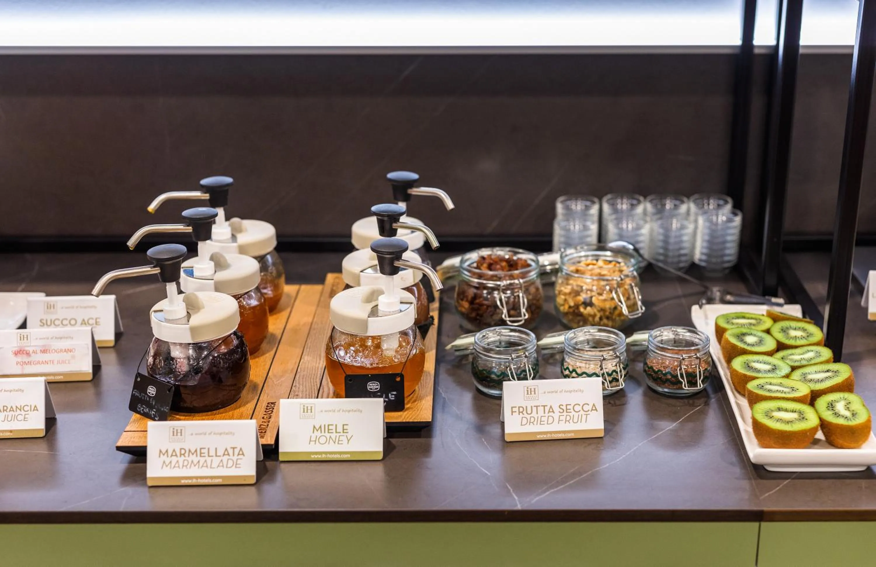 Continental breakfast in IH Hotels Milano Centrale