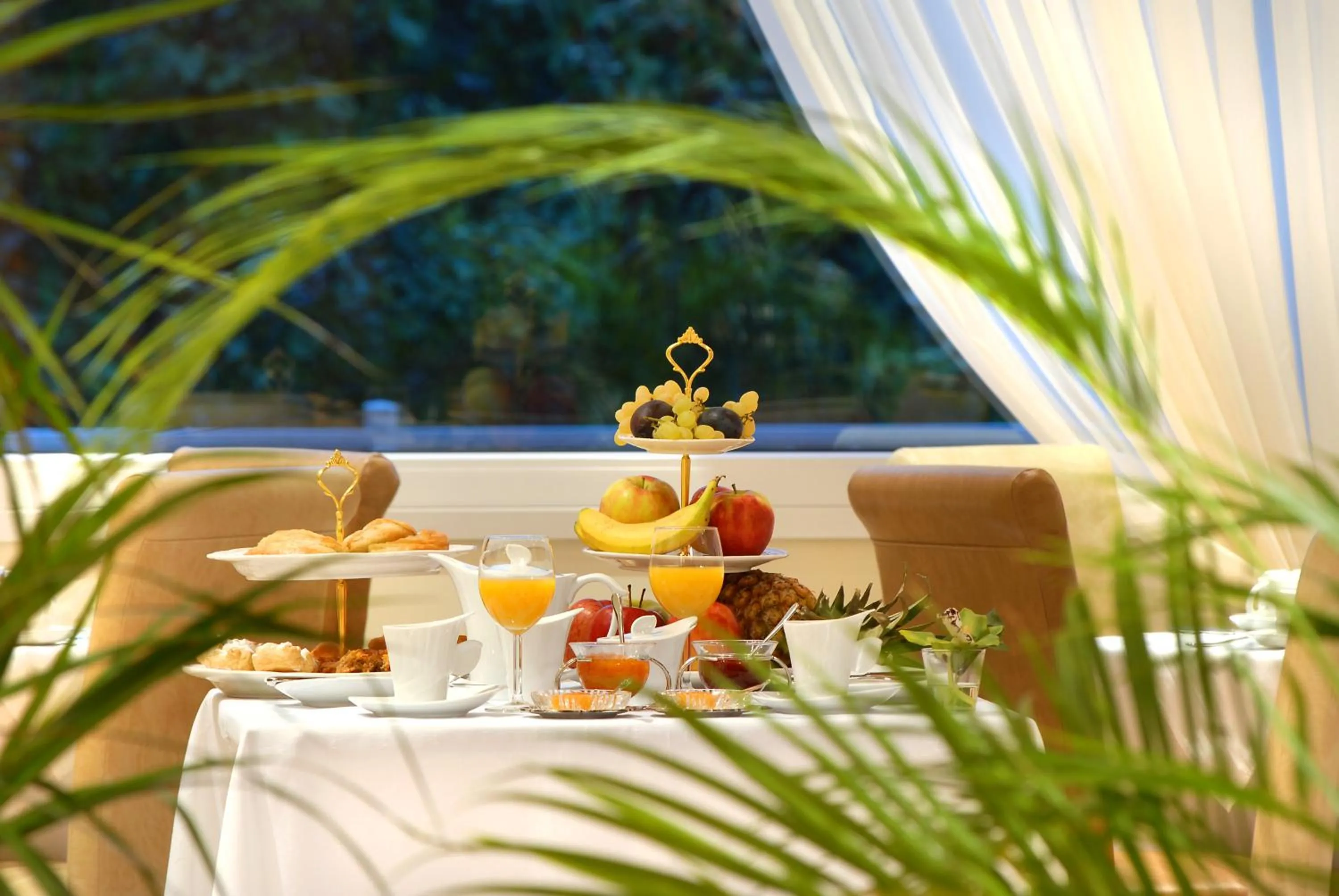 Restaurant/places to eat in Chloe Luxury Hotel