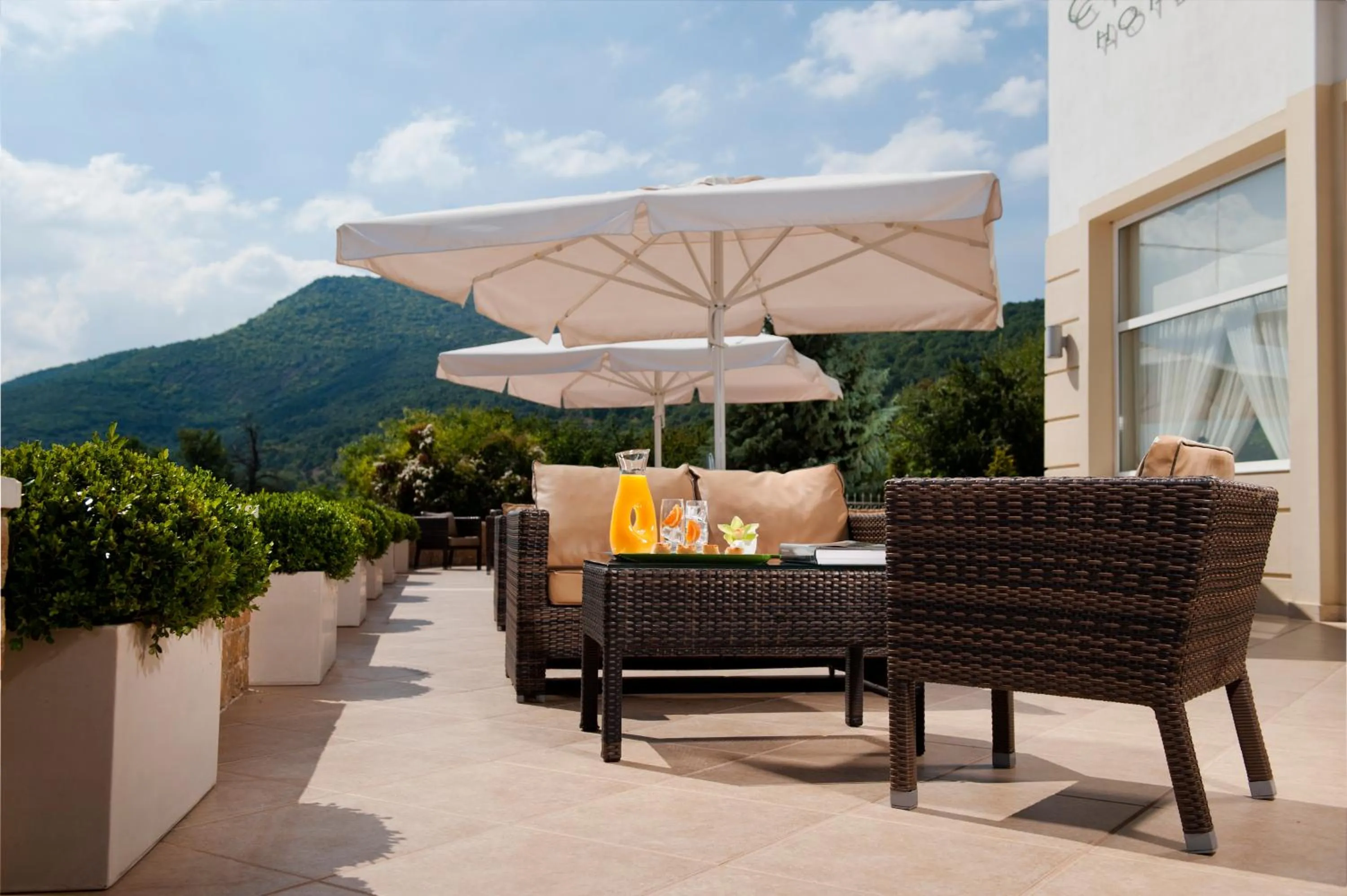 Restaurant/places to eat in Chloe Luxury Hotel