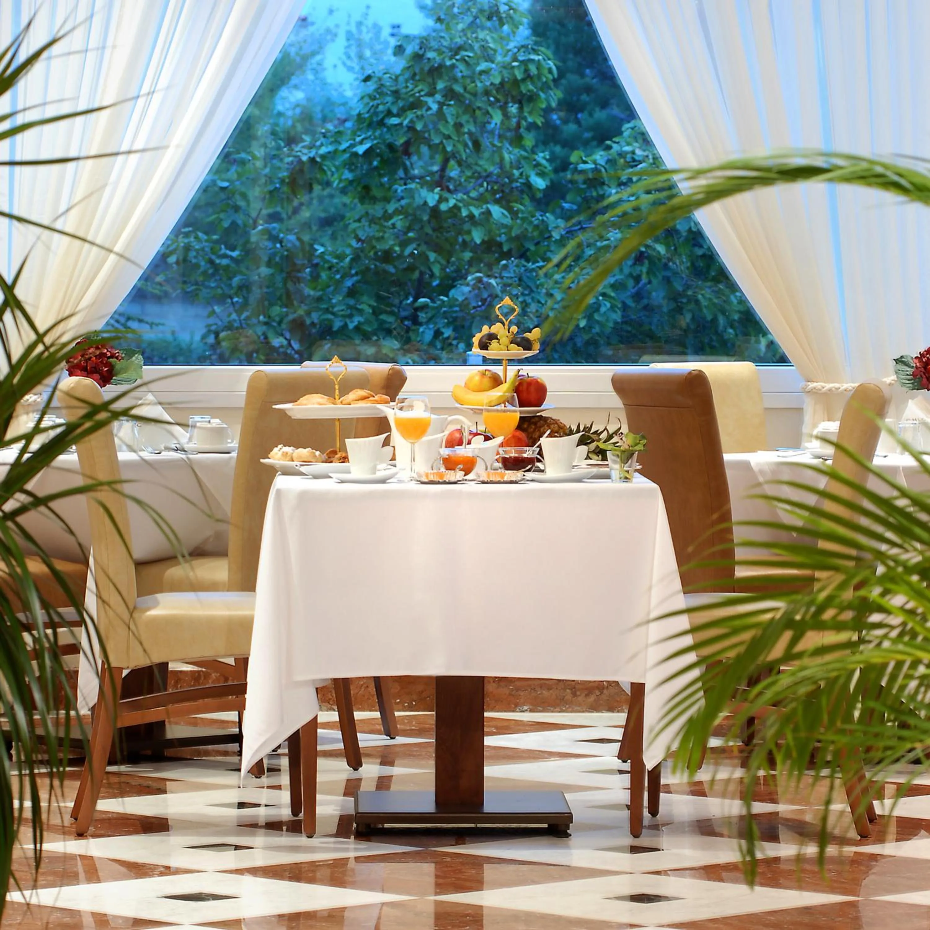 Restaurant/places to eat in Chloe Luxury Hotel