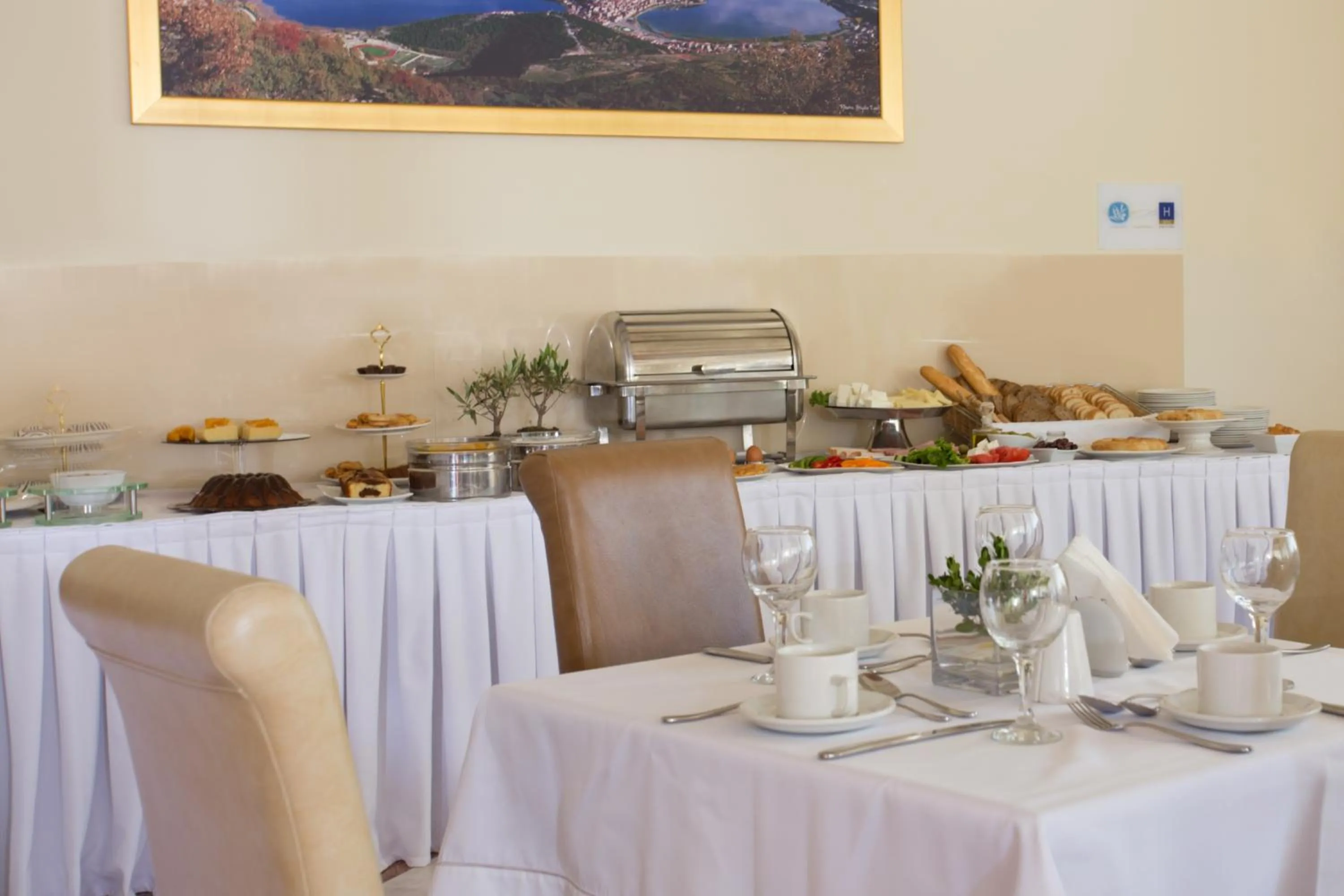 Restaurant/places to eat in Chloe Luxury Hotel