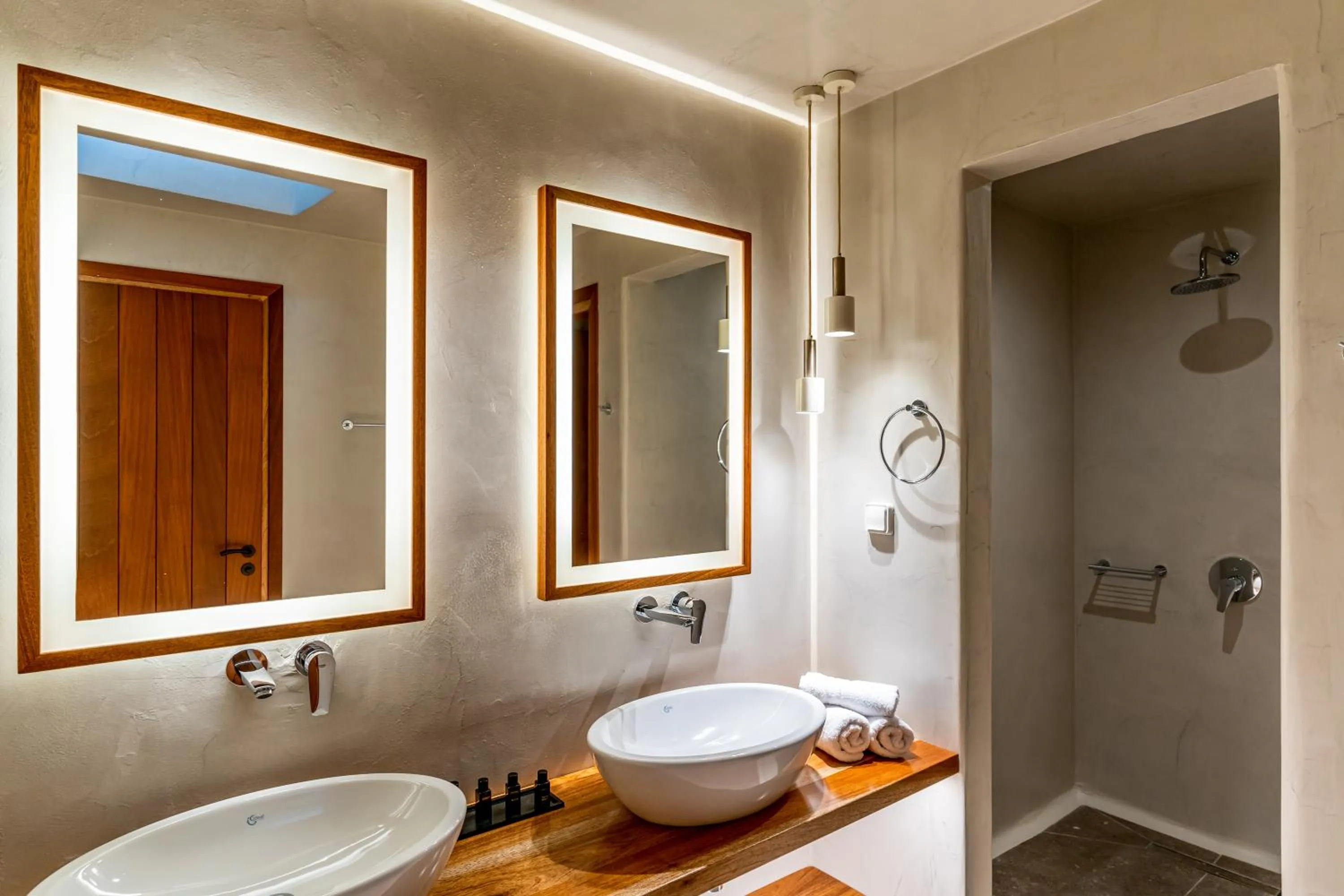 Bathroom in Victoria Caves