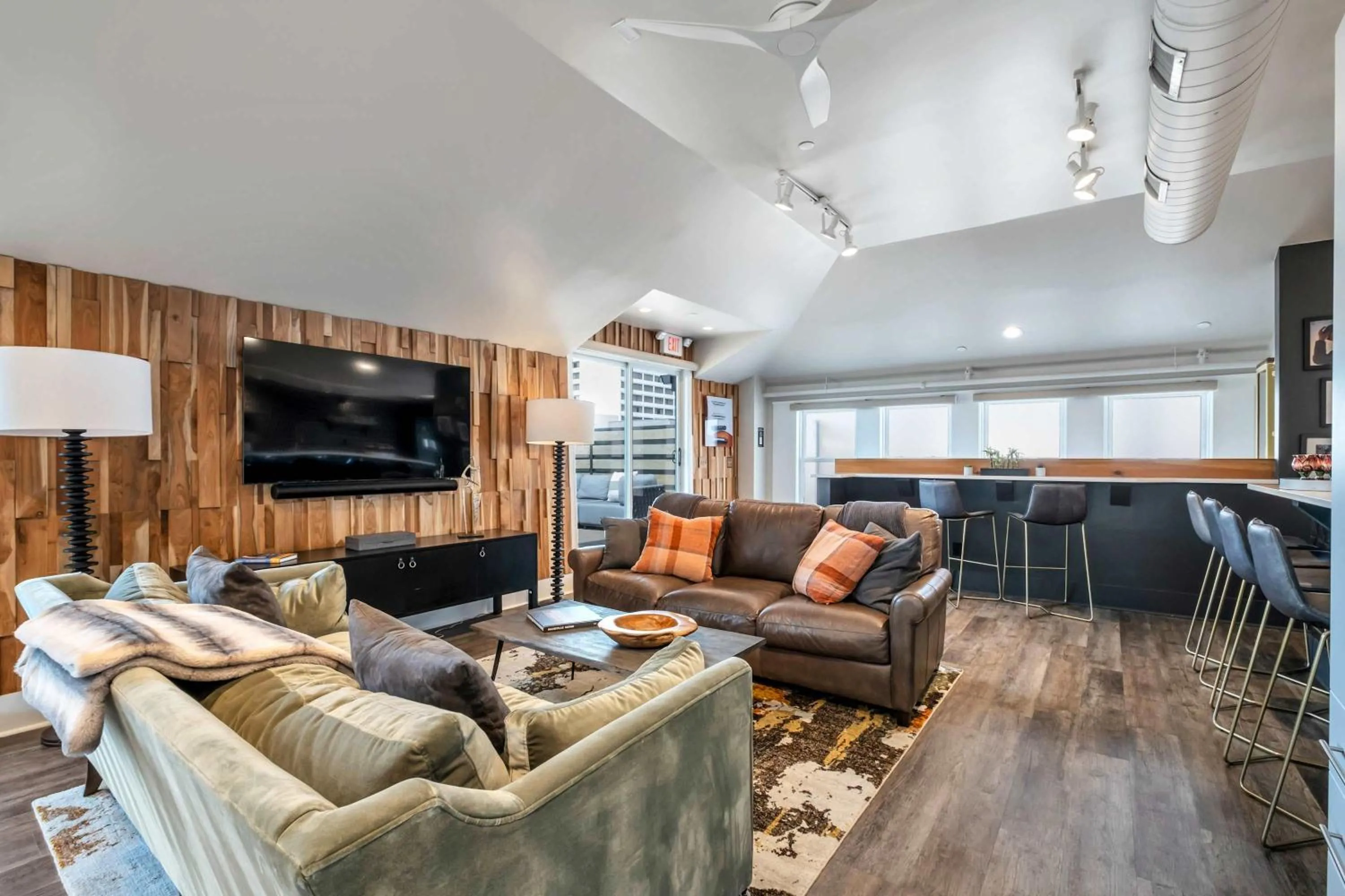 Skyline Suite with Penthouse & Rooftop Deck 6BR by Maddox Hotel