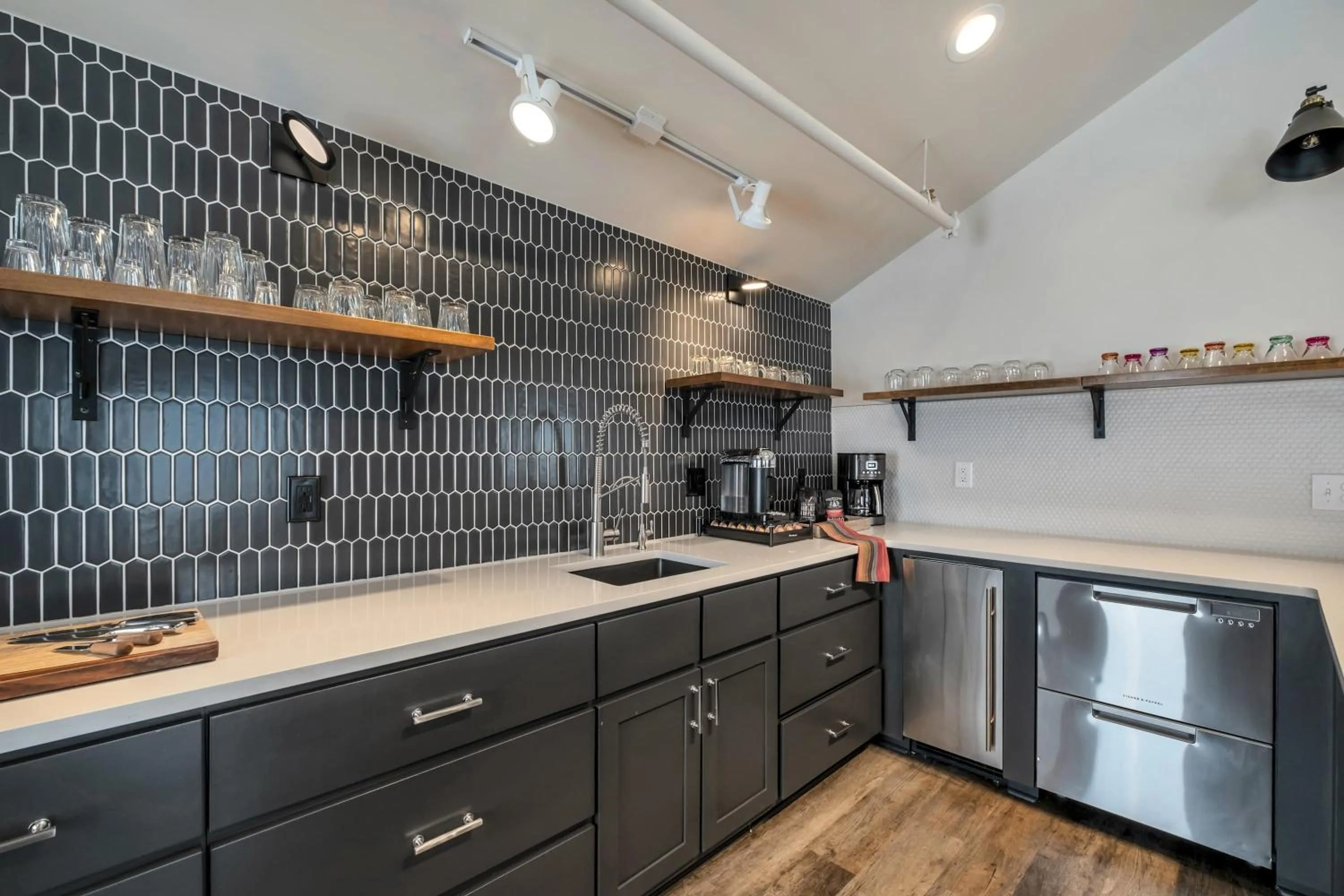 Skyline Suite with Penthouse & Rooftop Deck 6BR by Maddox Hotel