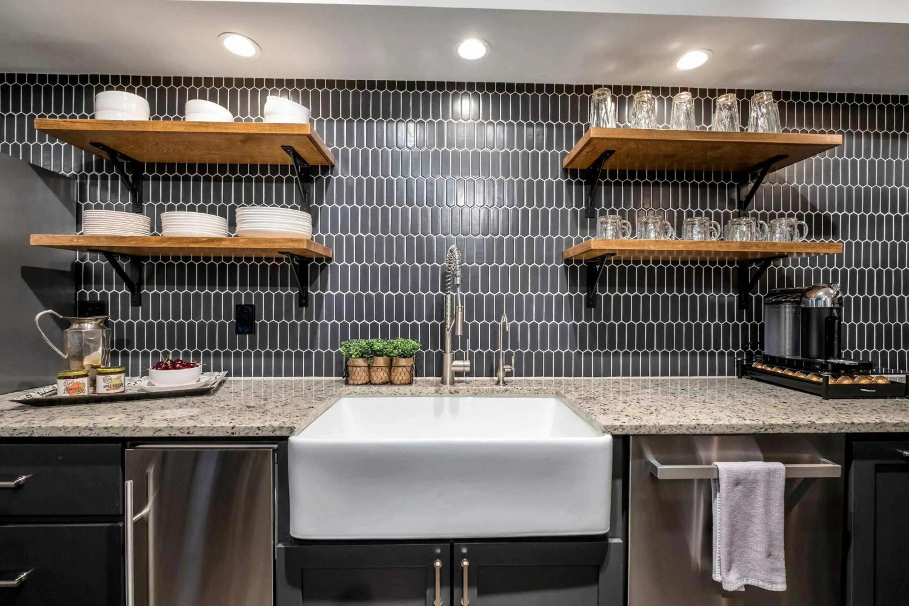 Skyline Suite with Penthouse & Rooftop Deck 6BR by Maddox Hotel