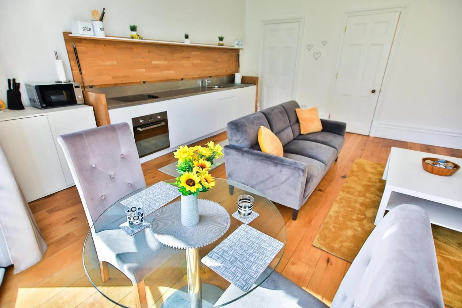 Kitchen or kitchenette in 41b Wellington Suites