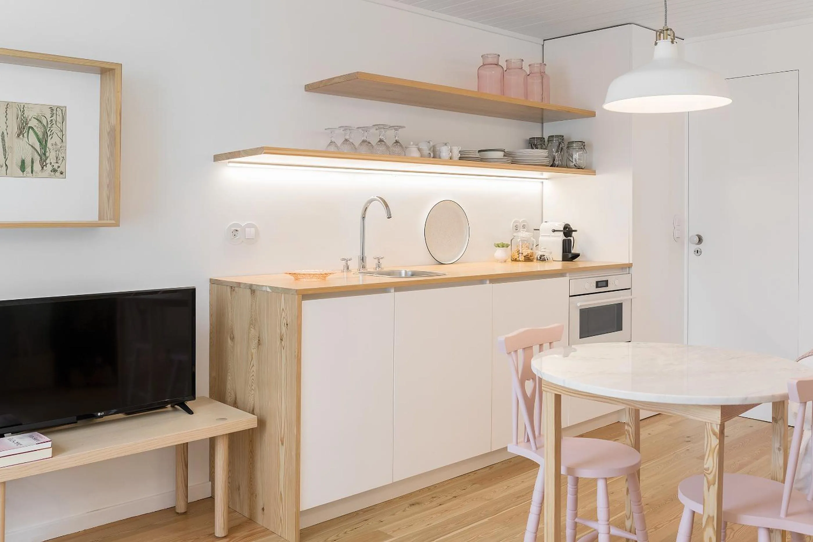 TV and multimedia in Casas Rossio by Casas com Estória Boutique Houses