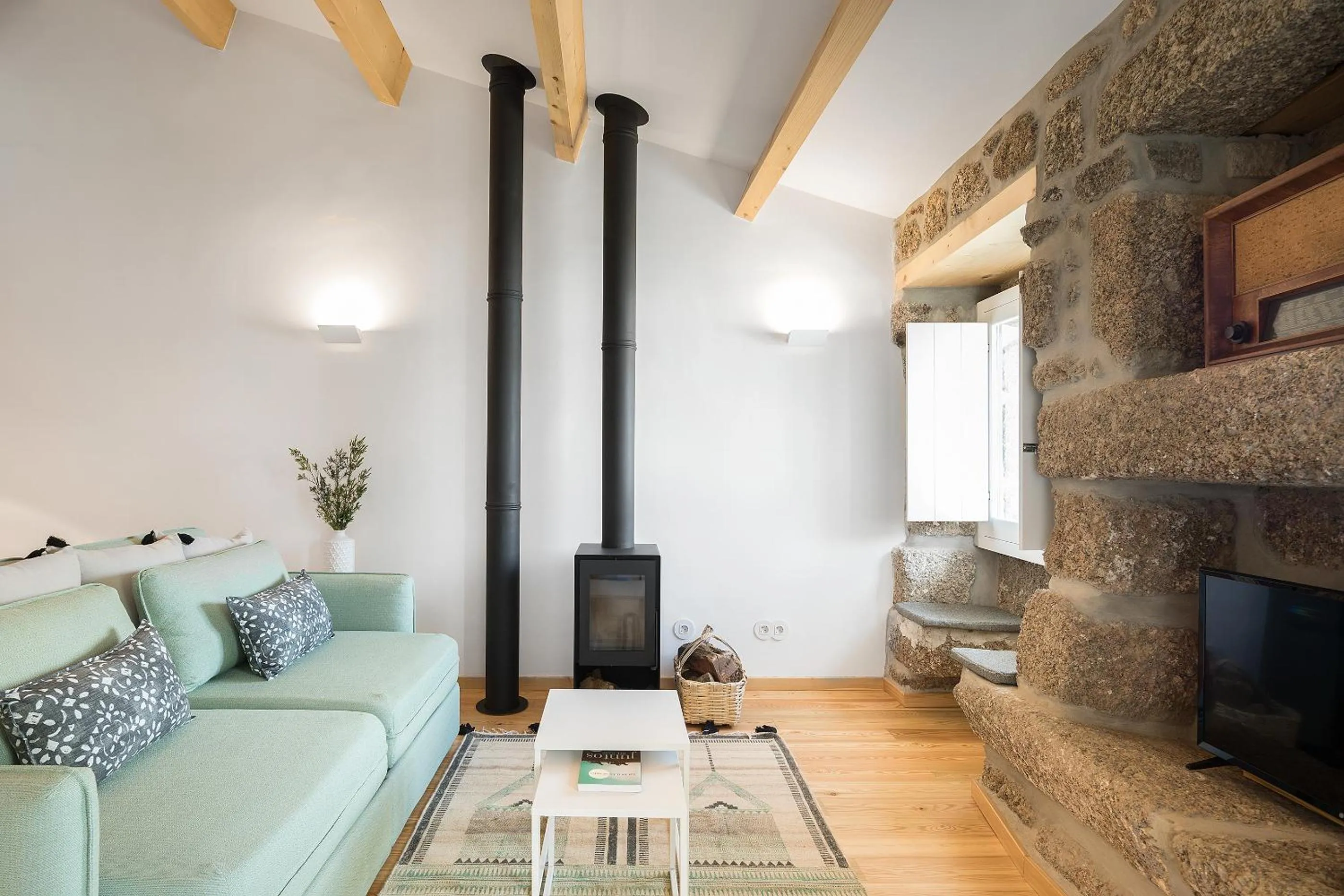 Living room in Casas Rossio by Casas com Estória Boutique Houses