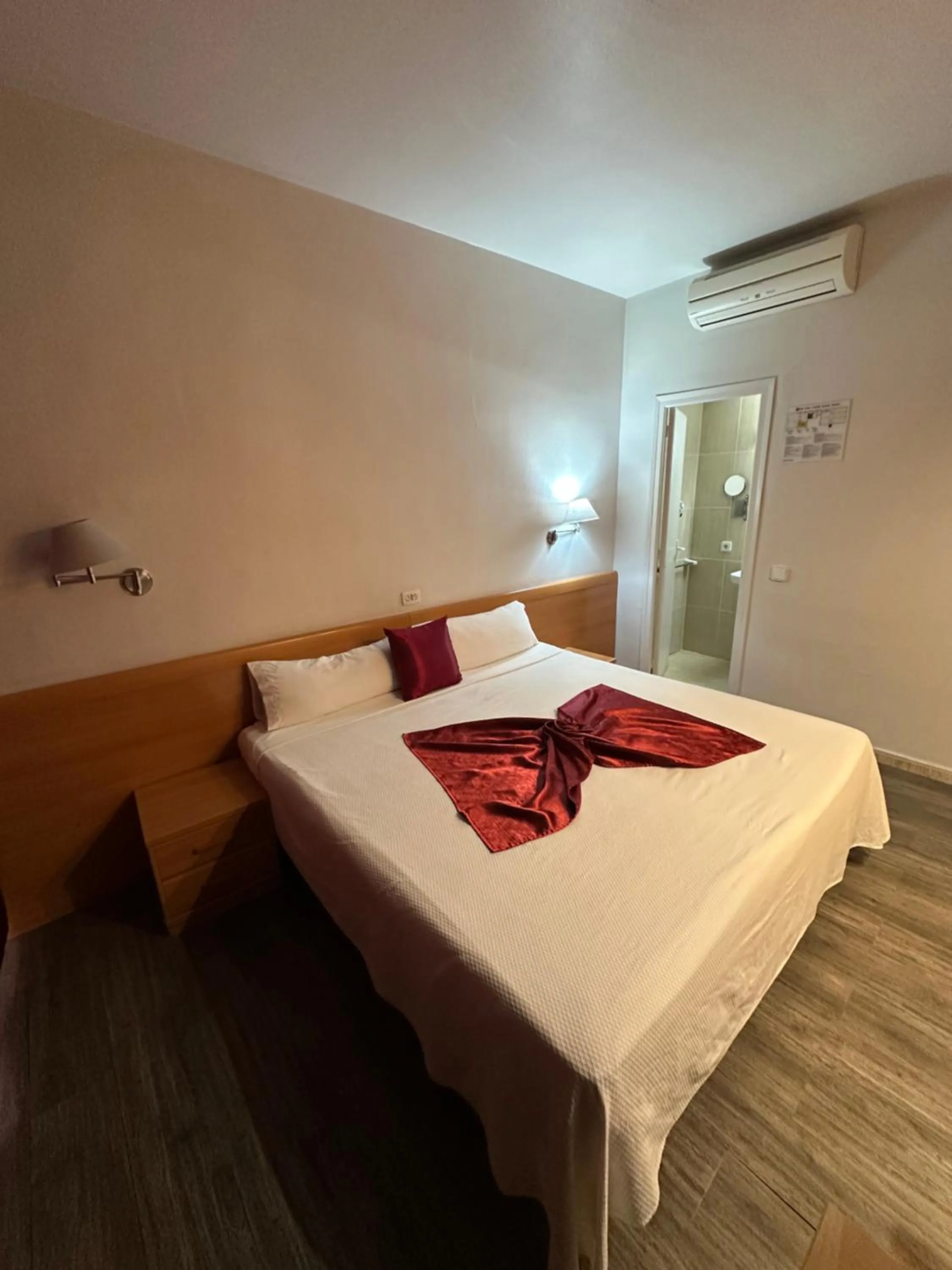 Property building, Bed in Hotel Norai