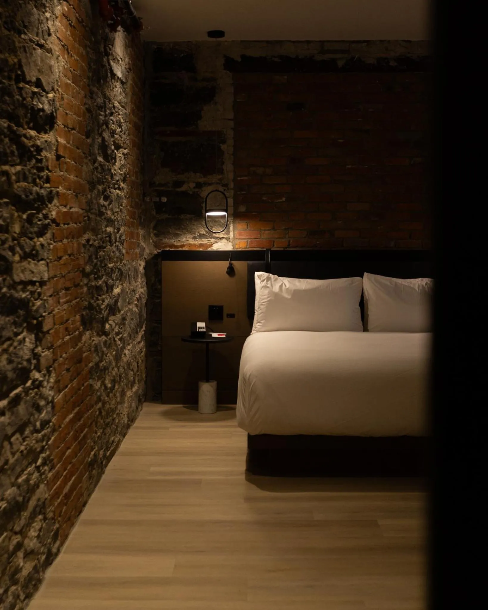 Bed in Le Petit Hotel Notre Dame