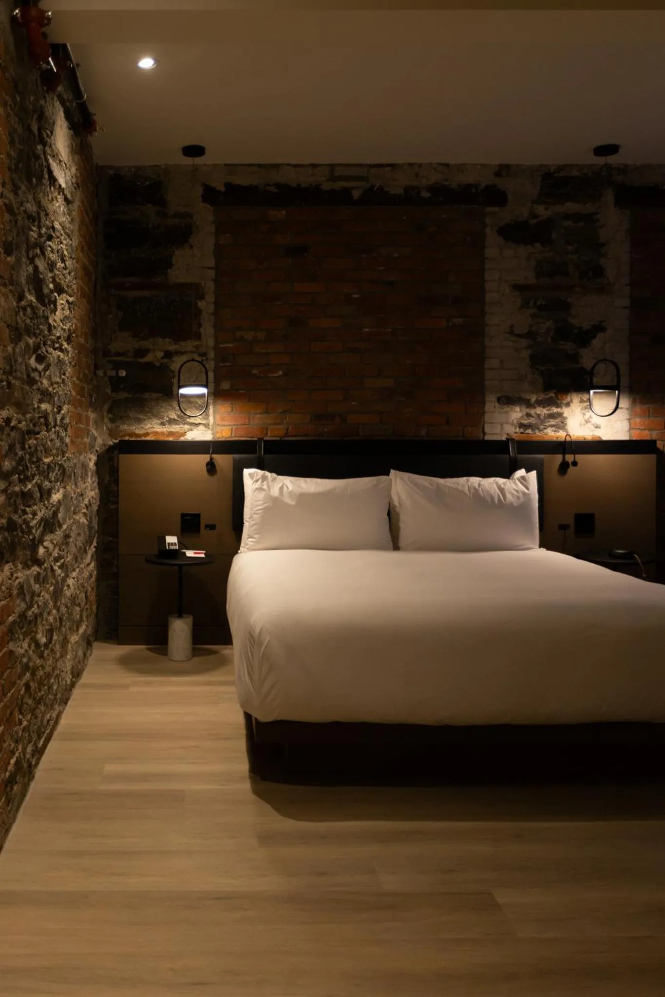 Bed in Le Petit Hotel Notre Dame