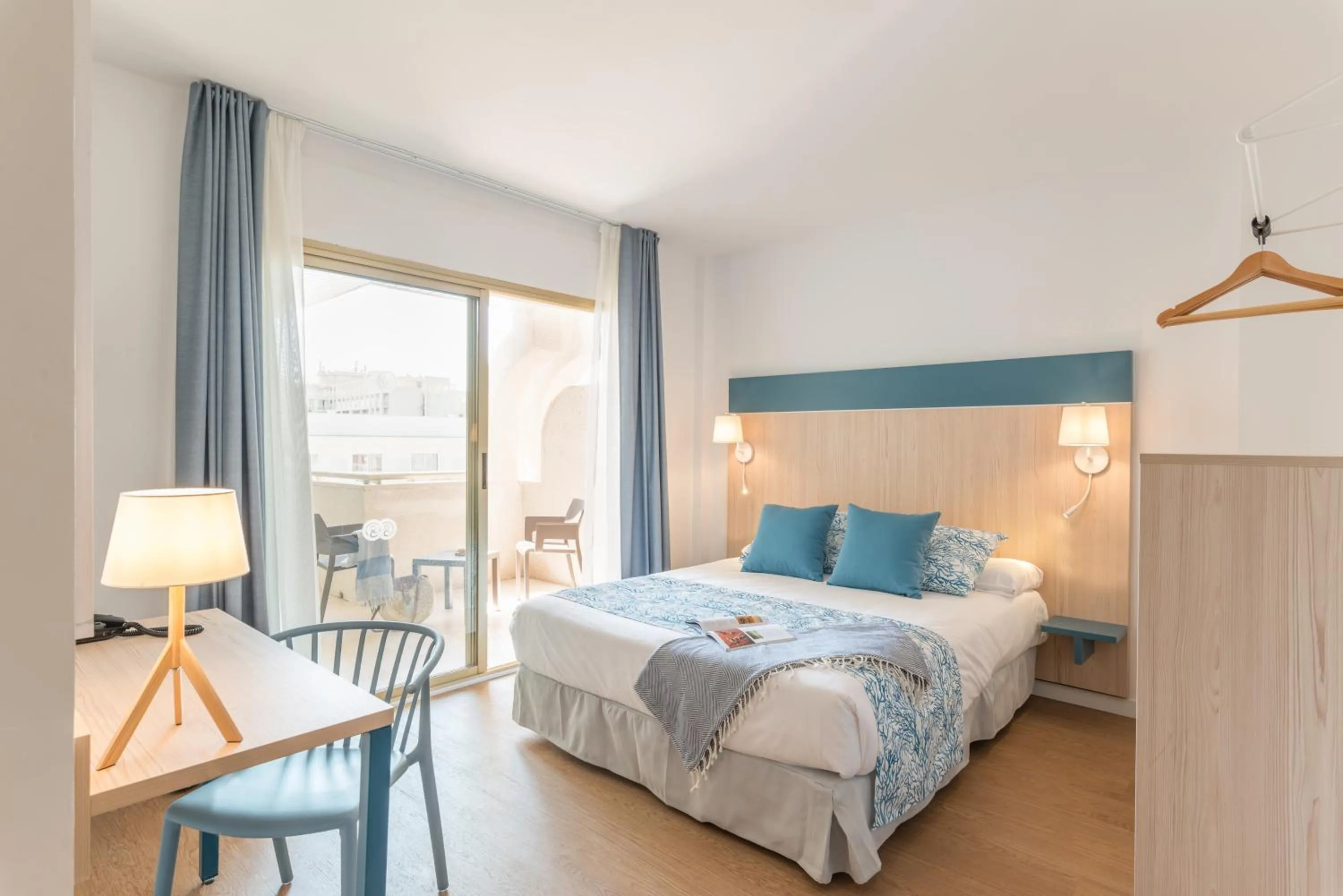 Bedroom, Bed in Hotel Salou Beach Family Rentalmar