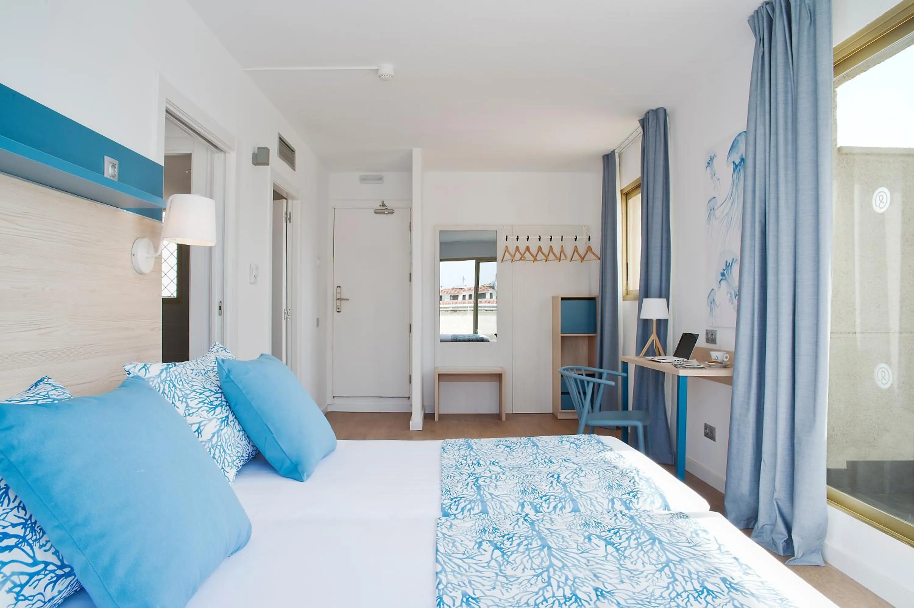 Bedroom, Bed in Hotel Salou Beach Family Rentalmar