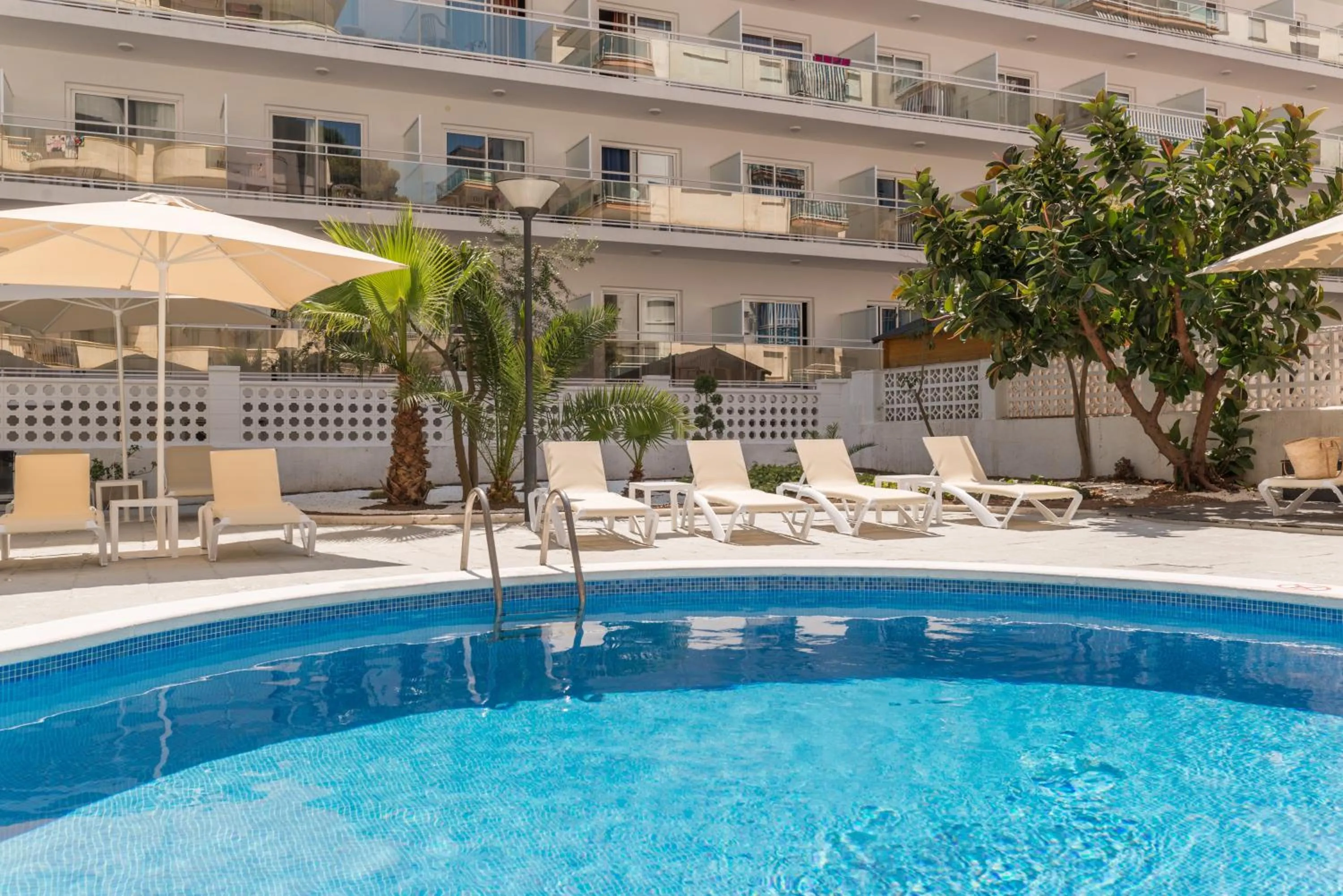 Swimming pool in Hotel Salou Beach Family Rentalmar