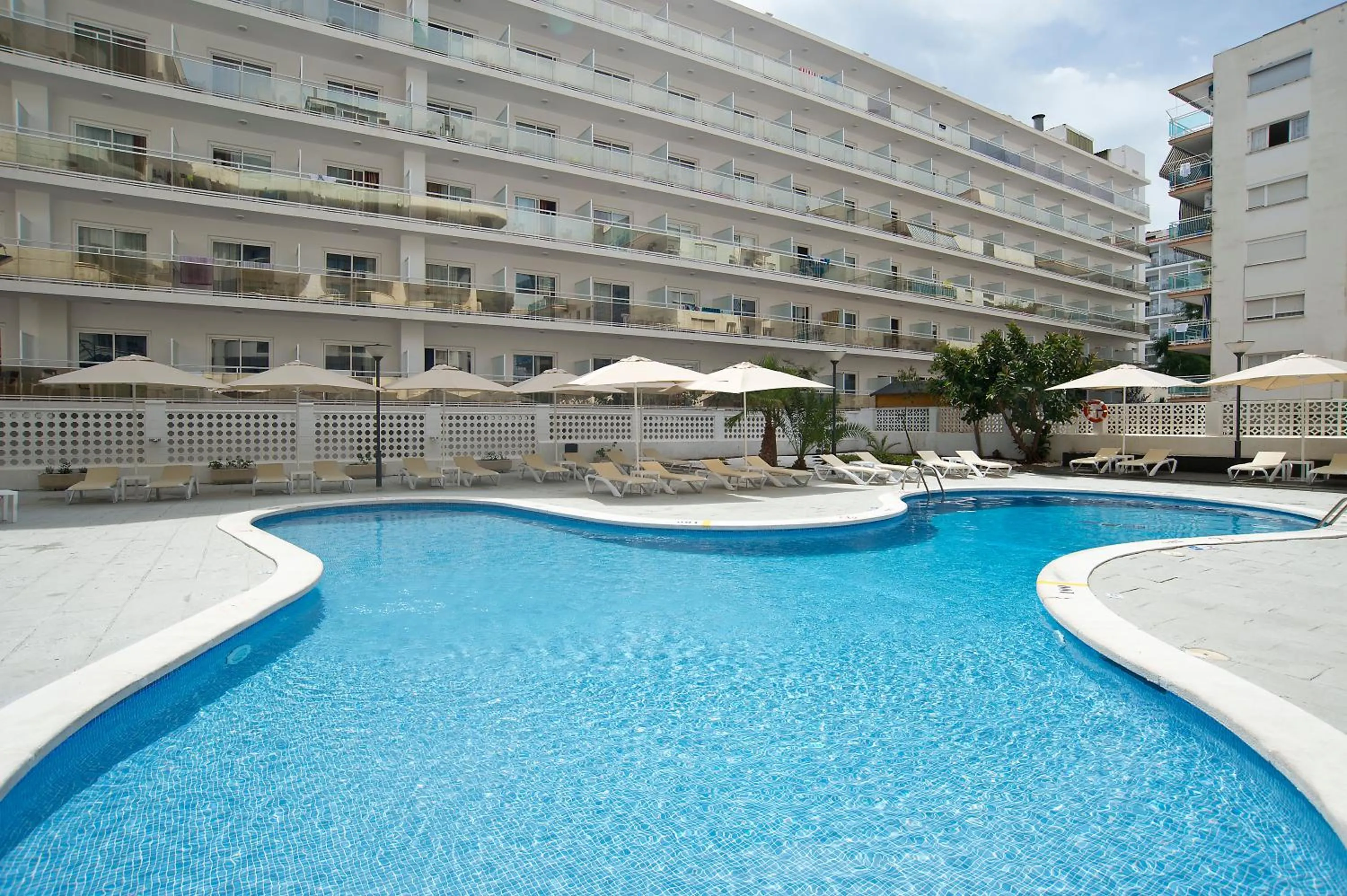 Swimming pool in Hotel Salou Beach Family Rentalmar