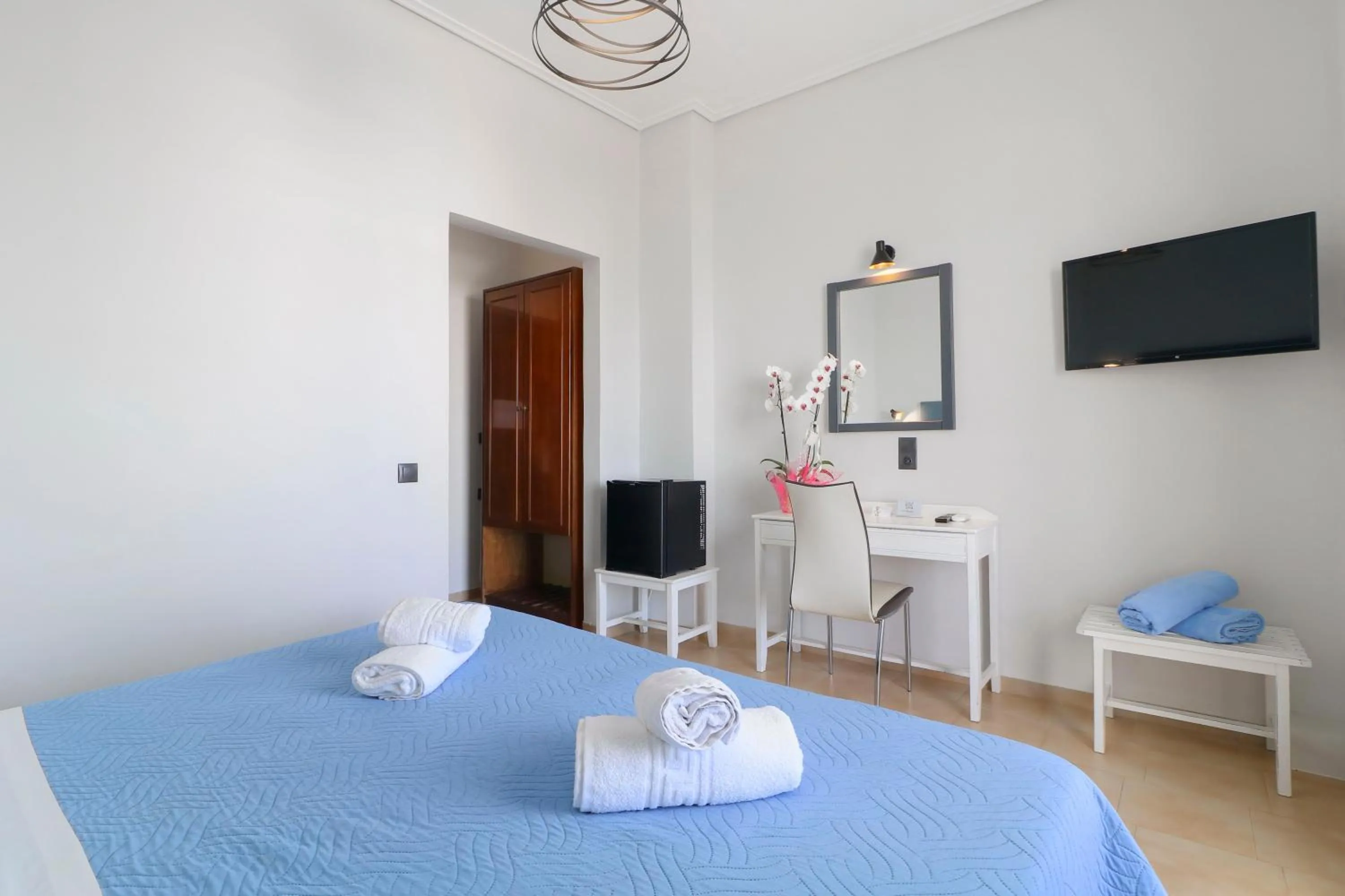 Communal lounge/ TV room, Bed in Alexis Hotel