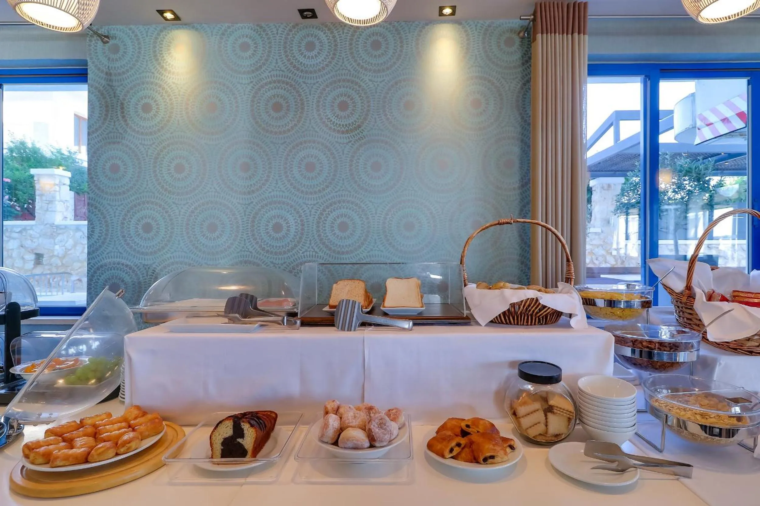 Food and drinks in Alexis Hotel