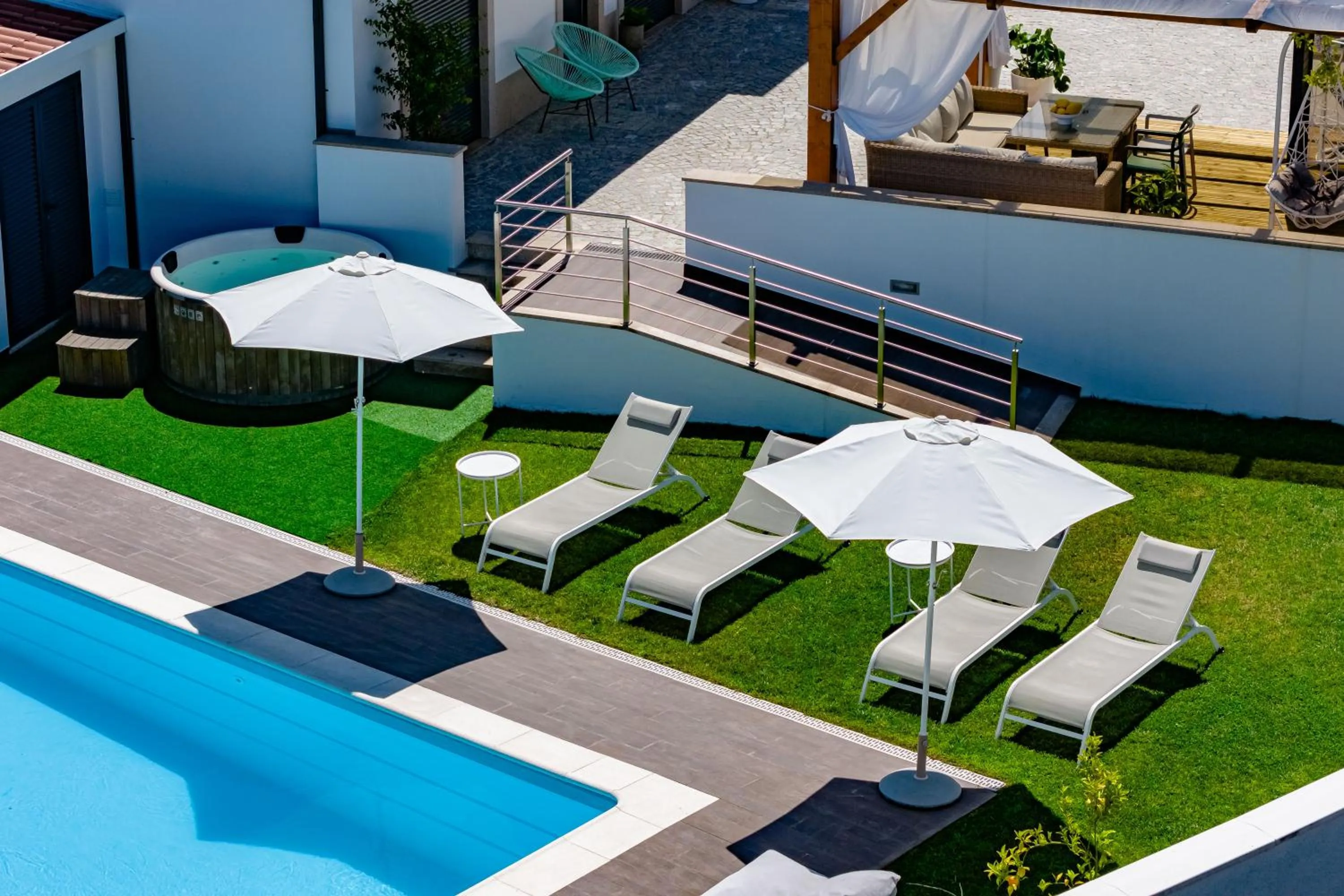 Swimming pool in Alojamento Jasmine