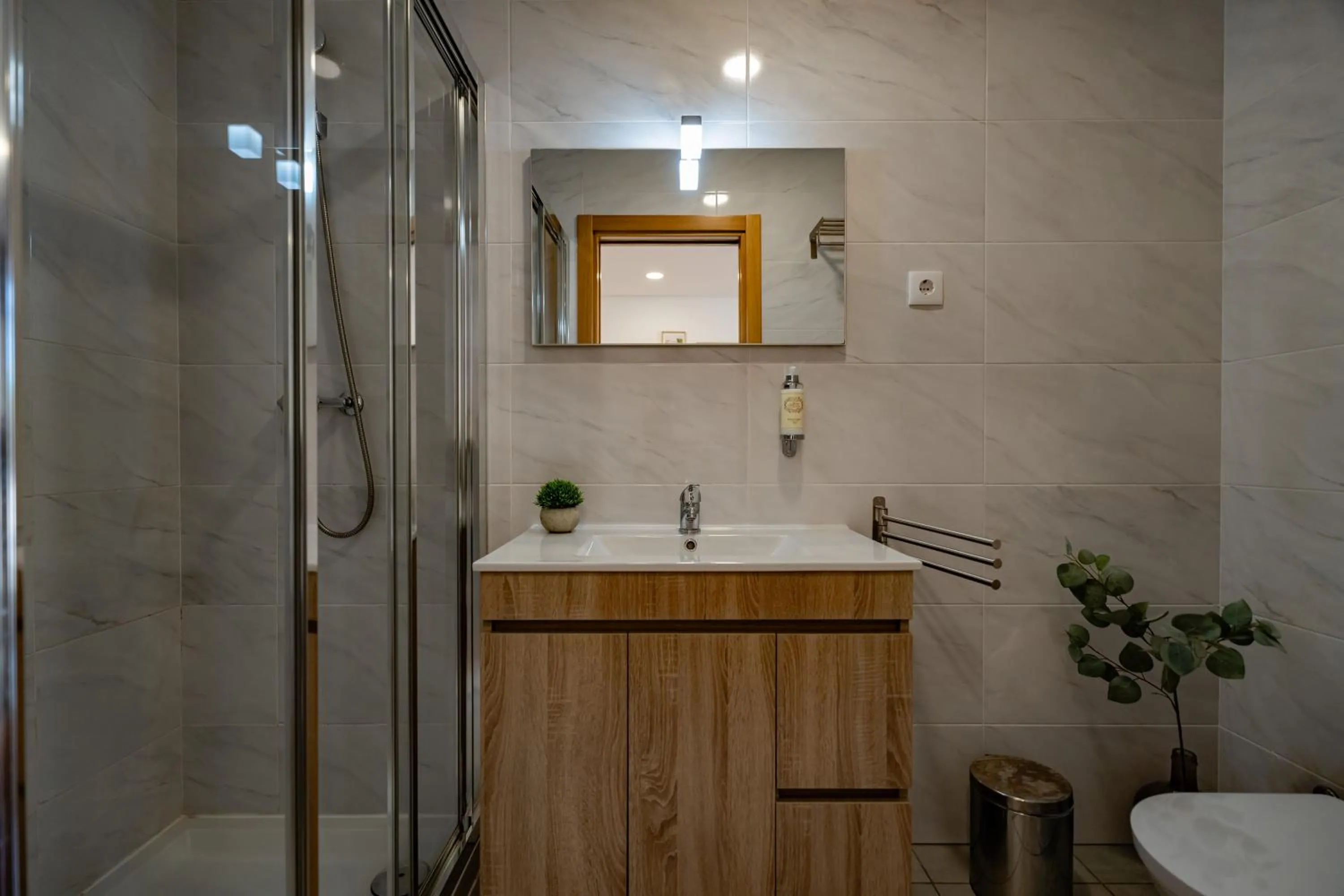 Shower in Alojamento Jasmine